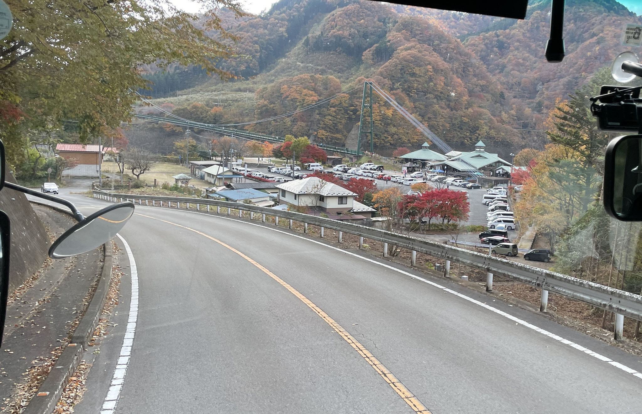 ①a塩原もみじ谷大吊橋に向かう