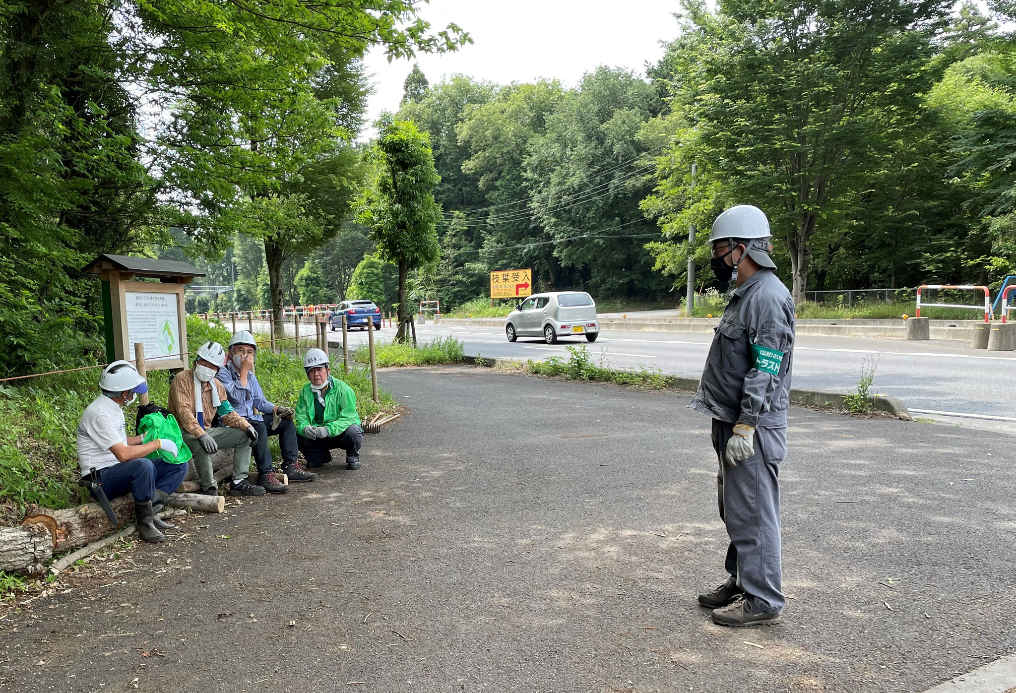 ②看板の前のスペースにベンチを設置