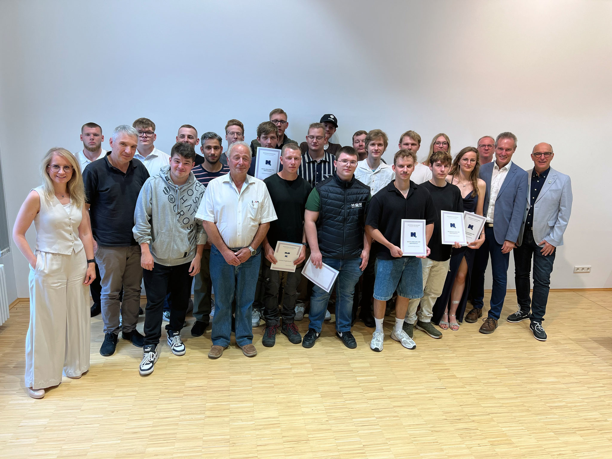 Die Klasse 7561 HBM III B 6 23 zusammen mit Ehrengästen, Prüfern und Lehrern