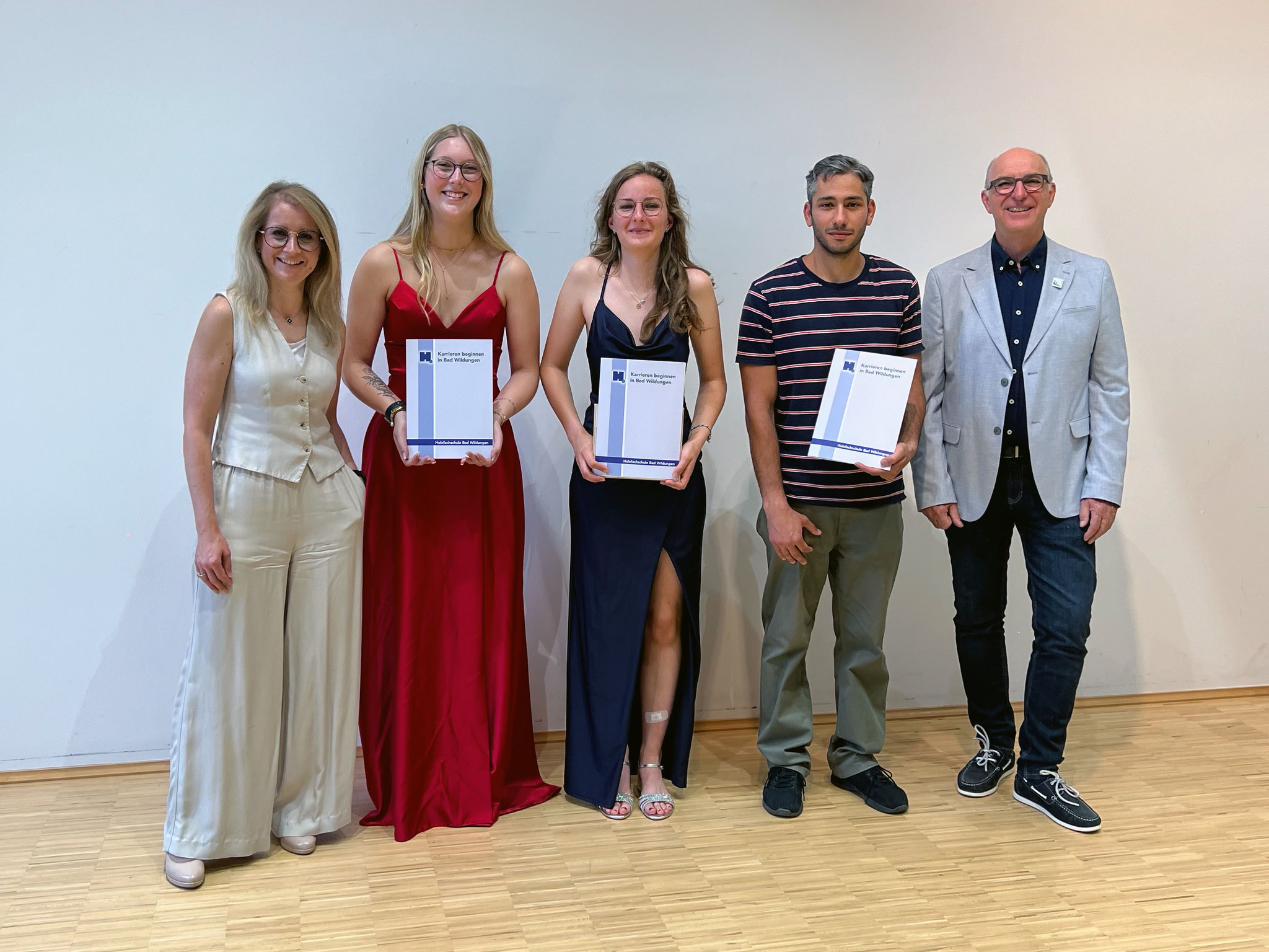 Die Lehrgangsbesten Lana Heck, Emma Louisa Mannshardt und Elmir Aliyev, zusammen mit Andrea Belegante und Gangolf Hosenfeld (v.l.)