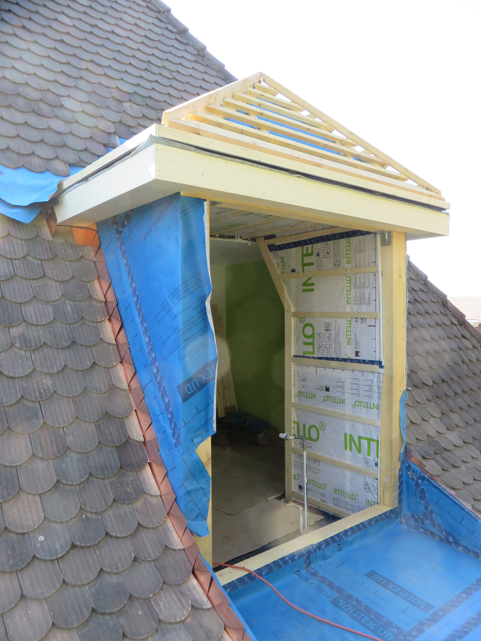 Herstellen einer Walmdachgaube am Kindergarten in Haltingen - Zimmerei