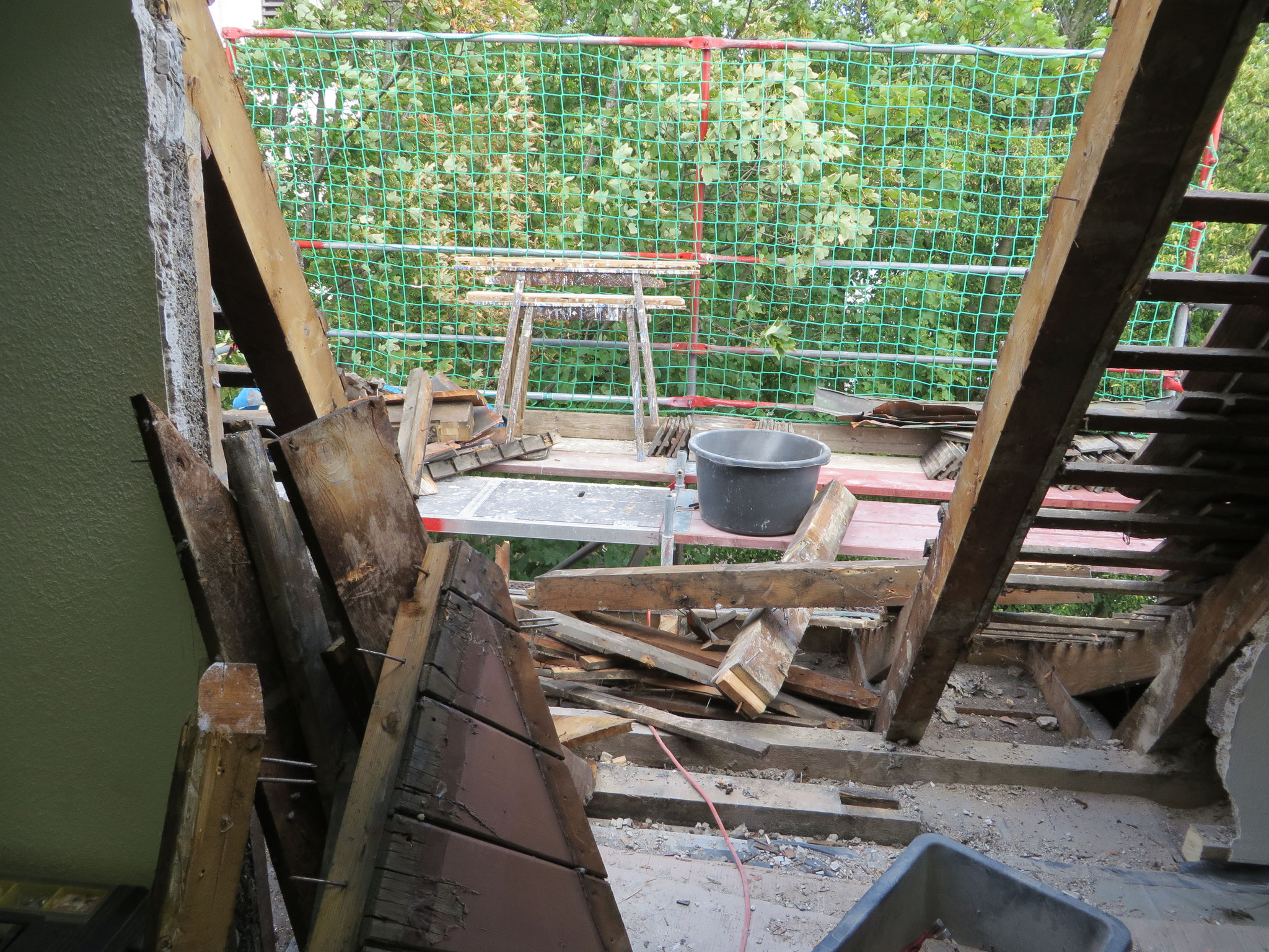 Herstellen einer Walmdachgaube am Kindergarten in Haltingen - Zimmerei