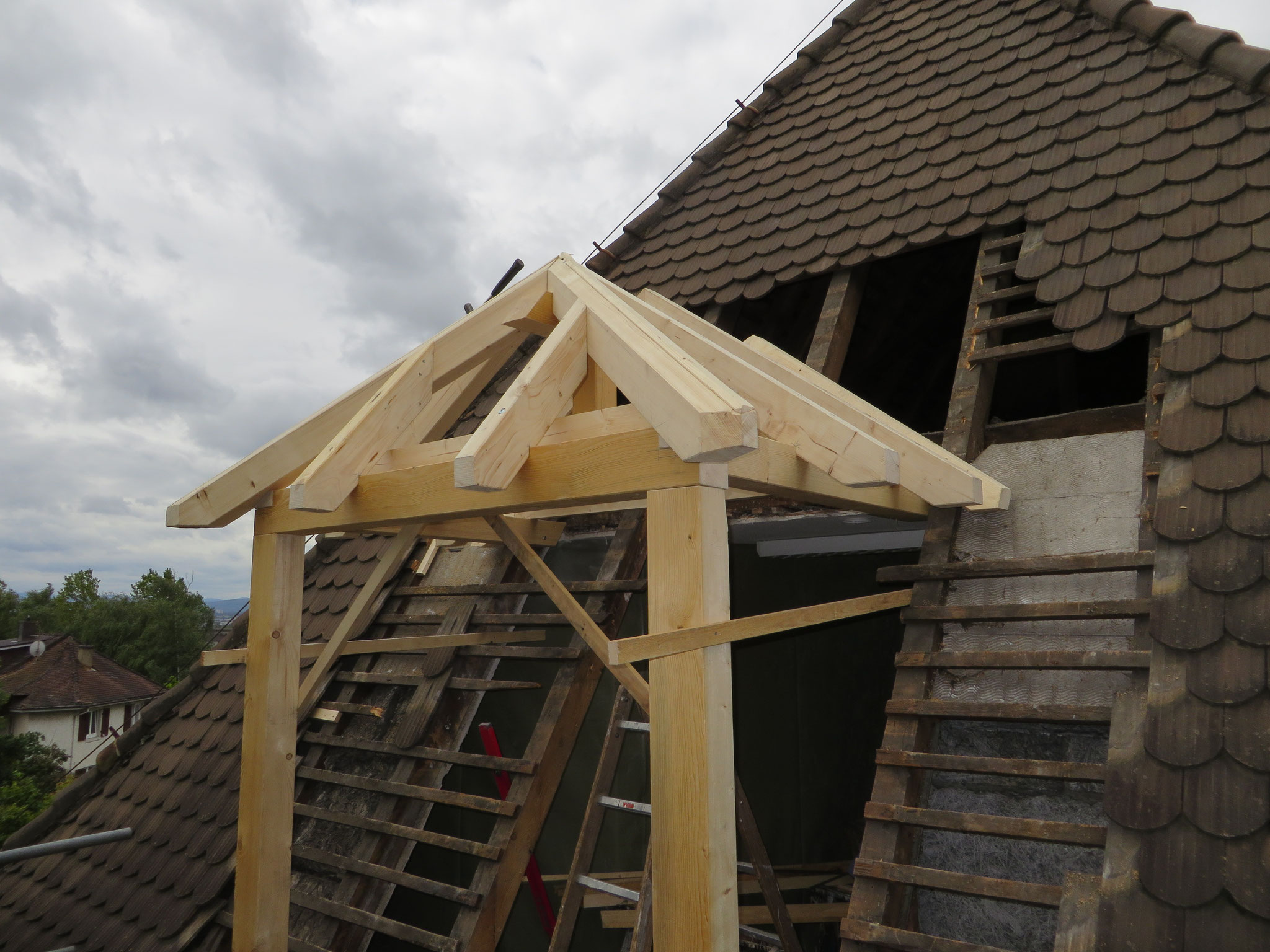 Herstellen einer Walmdachgaube am Kindergarten in Haltingen - Zimmerei