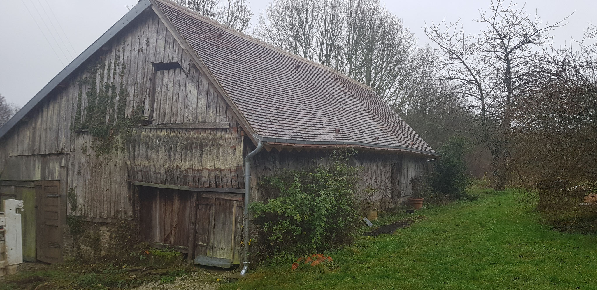 Rénovation couverture de la grange en petites tuiles plates de pays de récupération, gouttières nantaises sur doublis de tuiles (image)