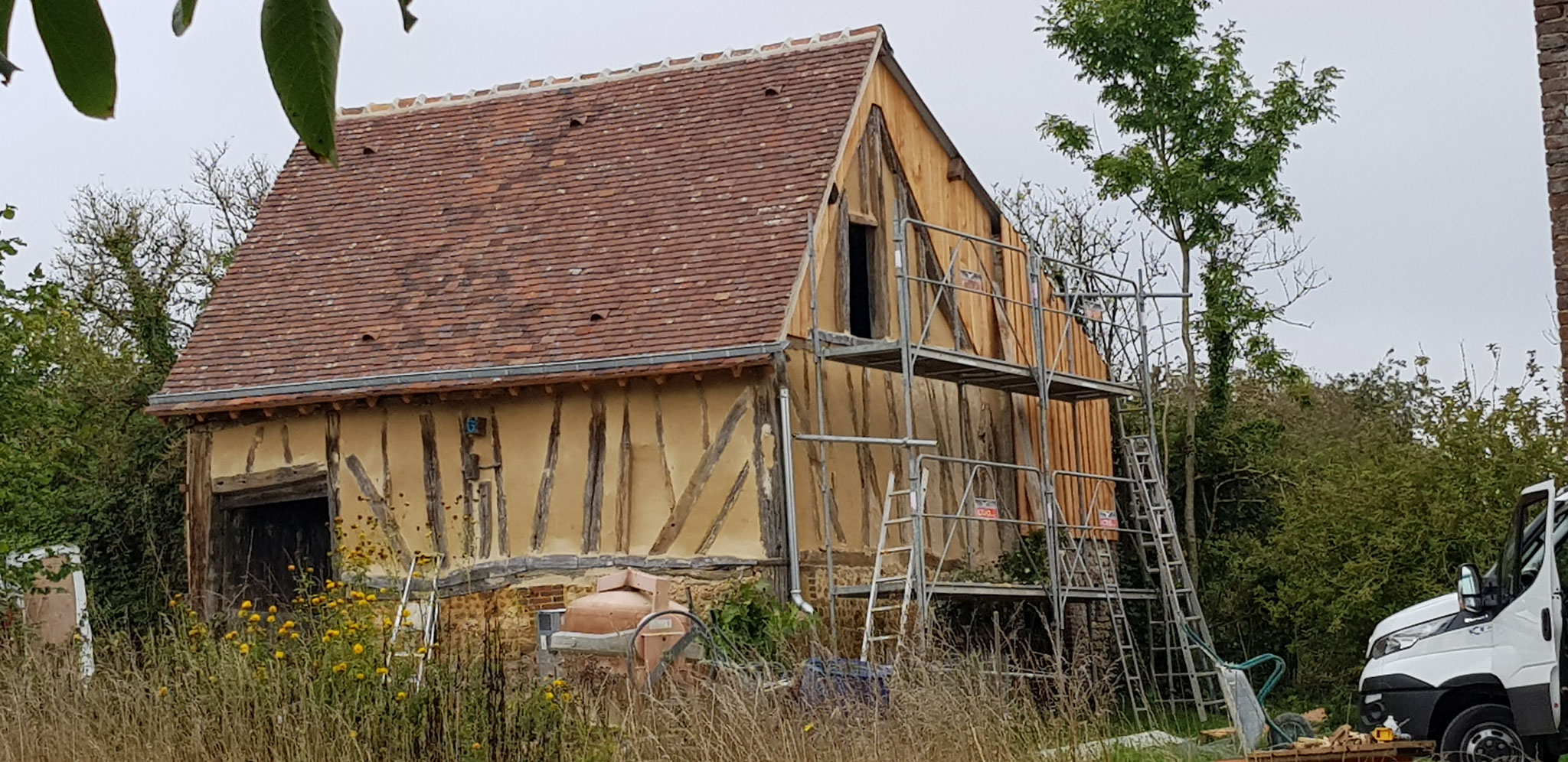 Petite étable en colombage, rénovation de la couvrture et charpente, enduit de chaux aérienne entre colombage (image)