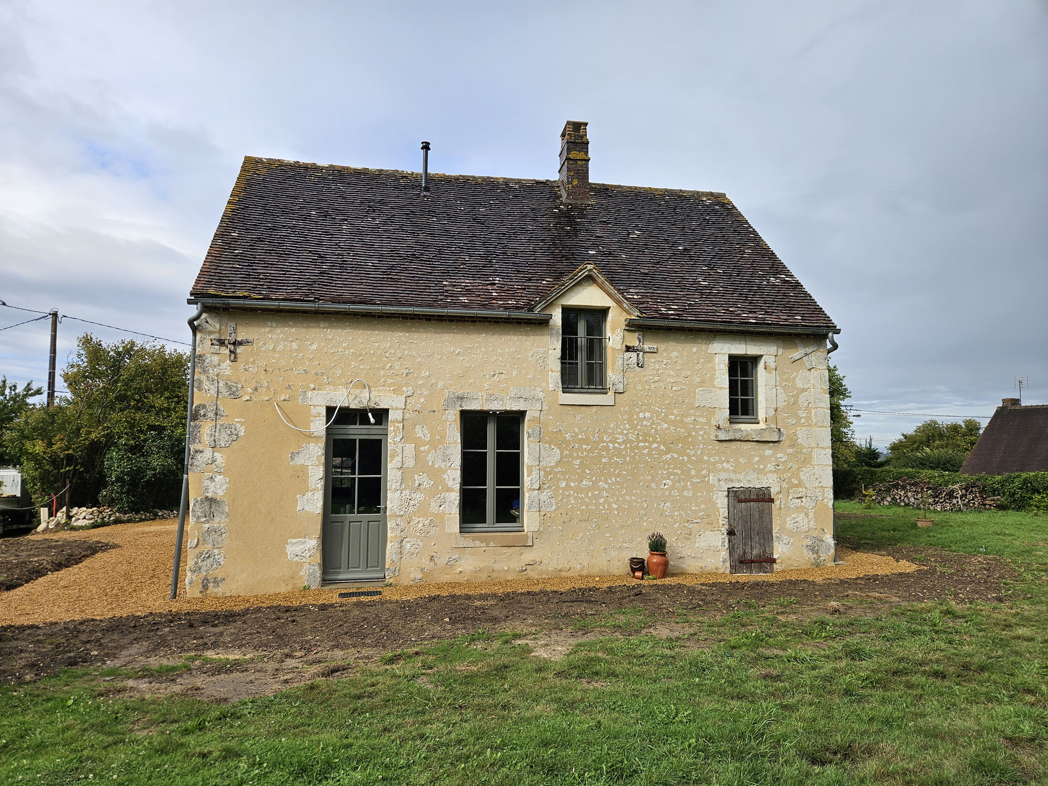 Façade rénovée avec ouvertures existante en pierres de taille, réparation et remplacement de certaines pierres sur les ouvertures