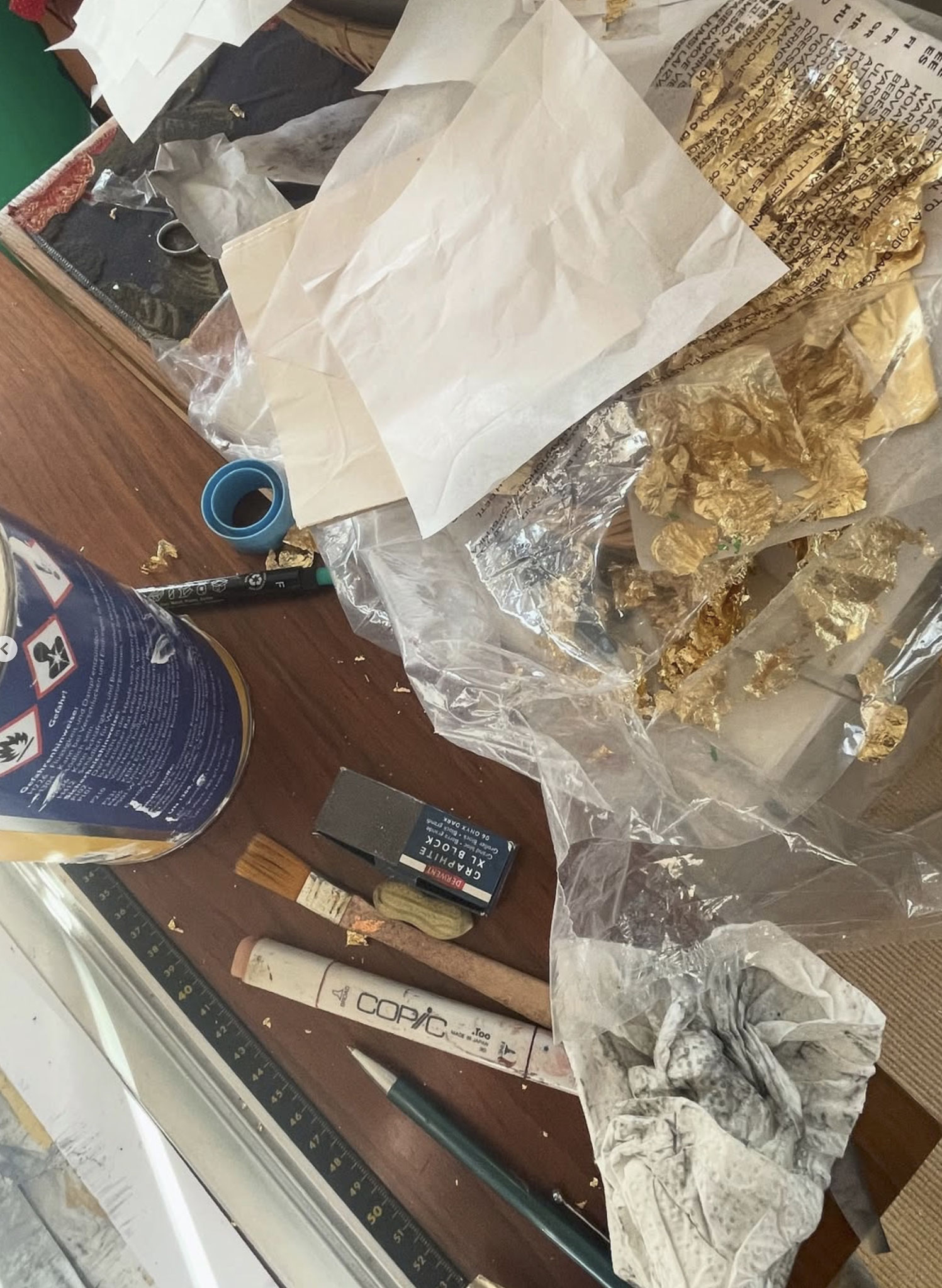 Blattgold, Bleistifte und andere Arbeitsmaterialien
