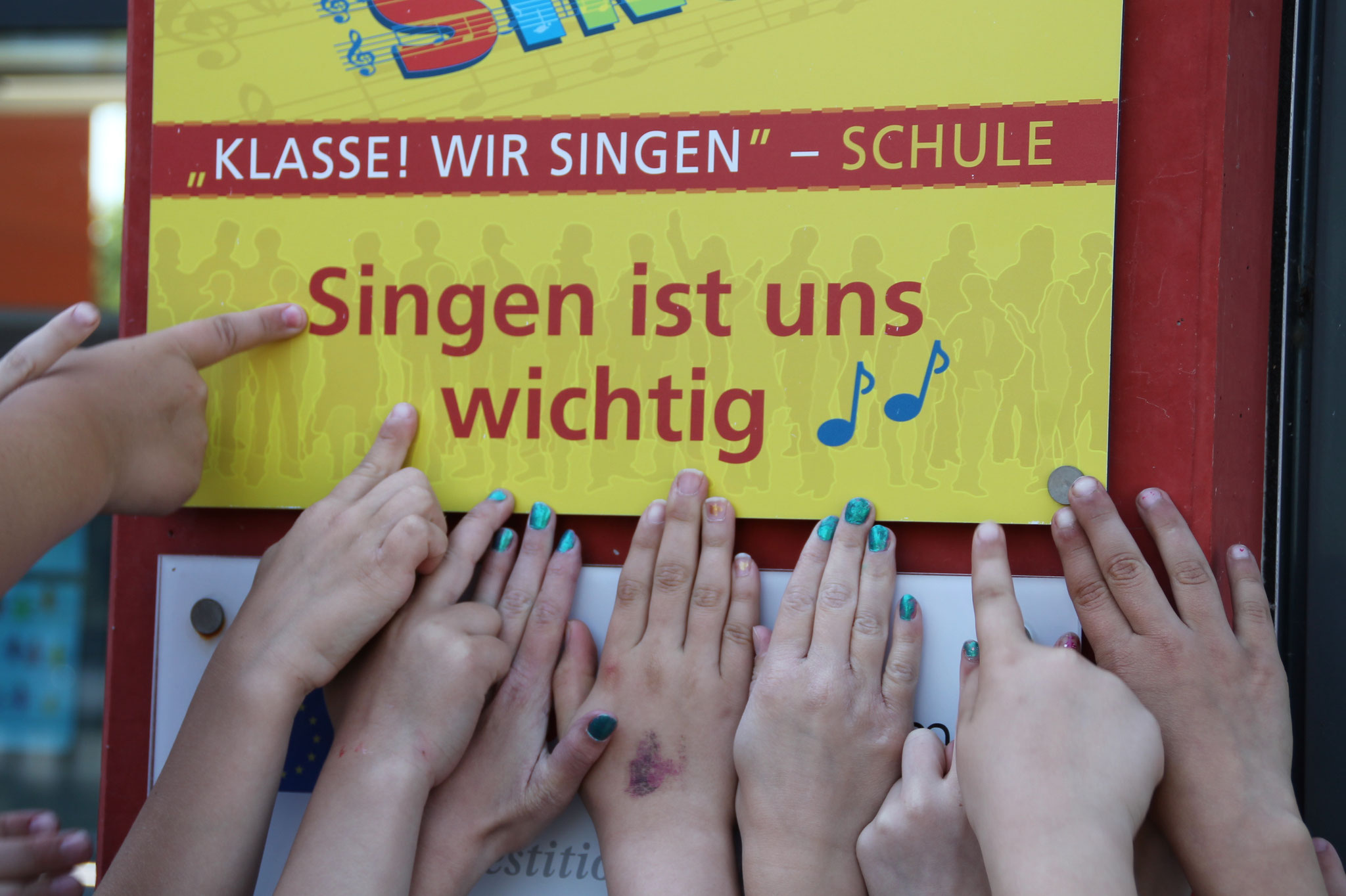 Es zeigt sich: Singen ist uns wichtig, auch auf der neuen Tafel am Eingang der Grundschule