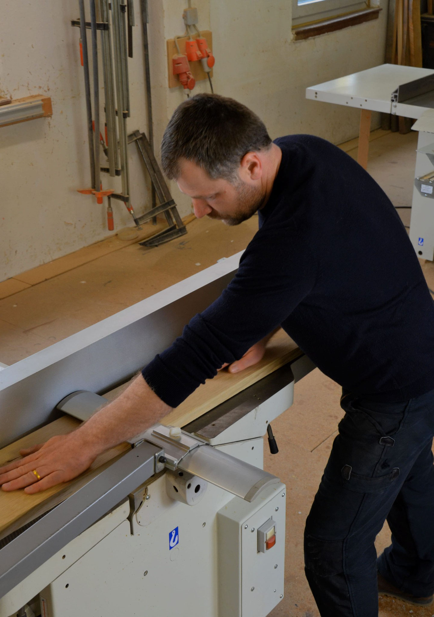 Holzerleben Manuel Ullrich bei der Arbeit