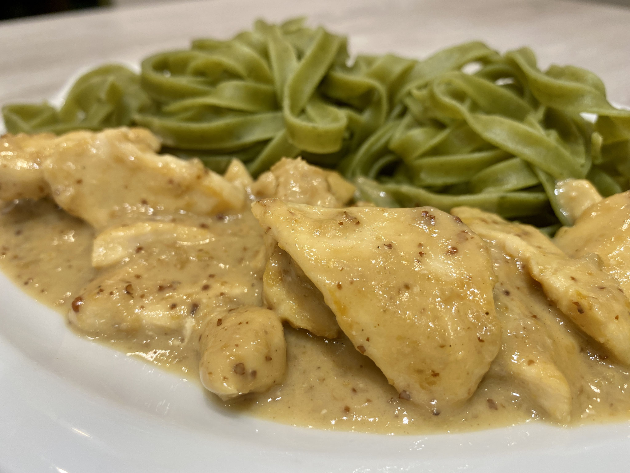 Hähnchen in Sahne-Senf-Soße auf tagliatelle con spinaci - TheEssigs Hähnchen in Sahne-Senf-Soße auf tagliatelle con spinaci - TheEssigs