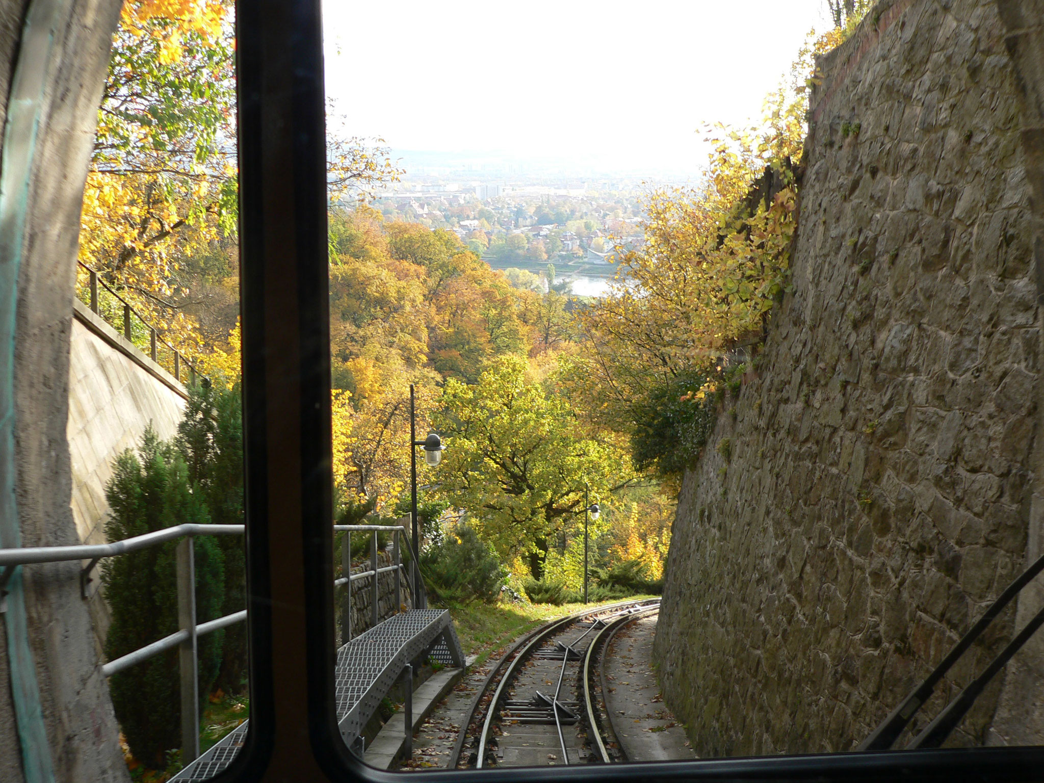 Blick von der Standseilbahn auf Dresden