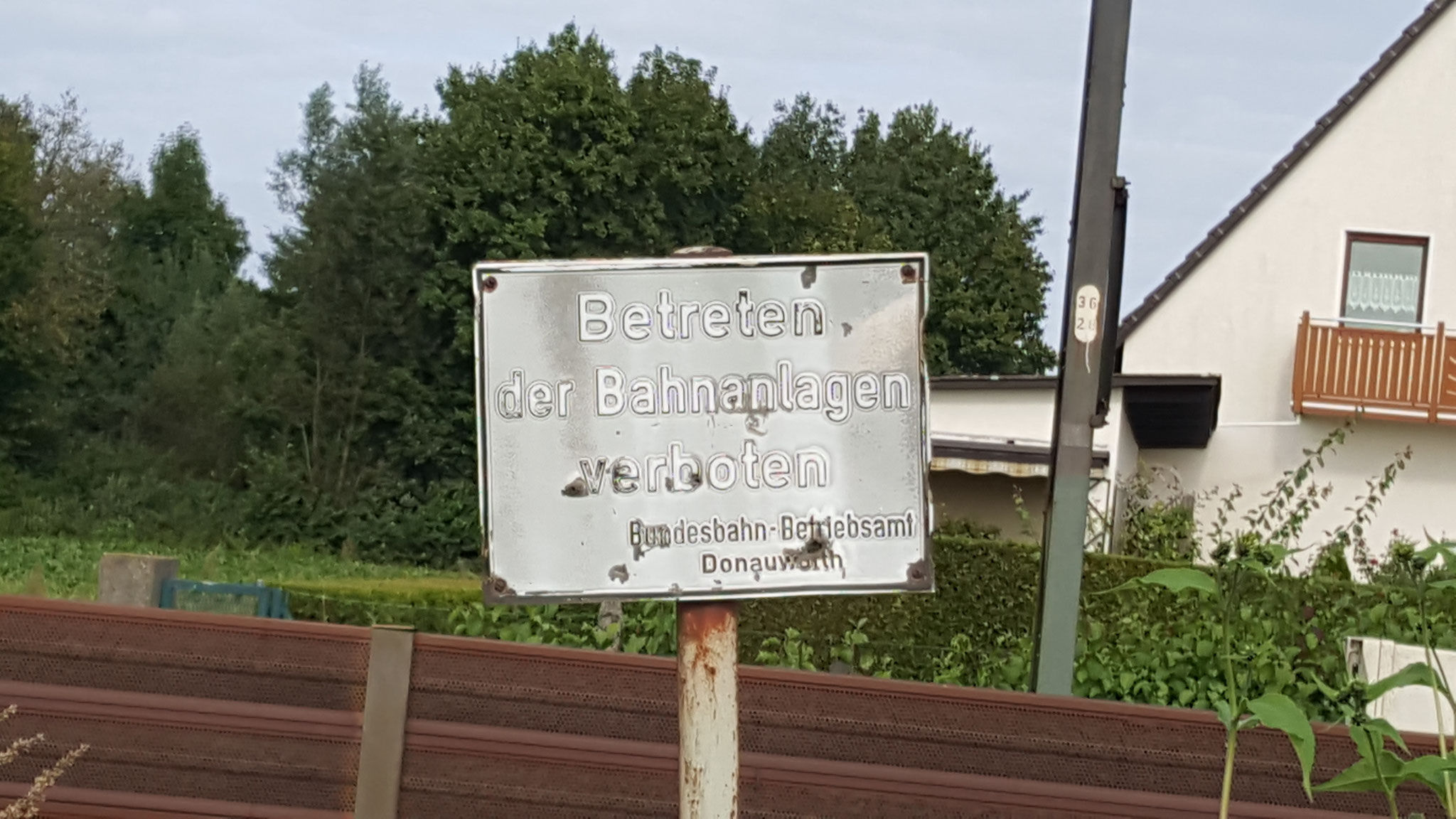 "Betreten der Bahnanlagen verboten!"