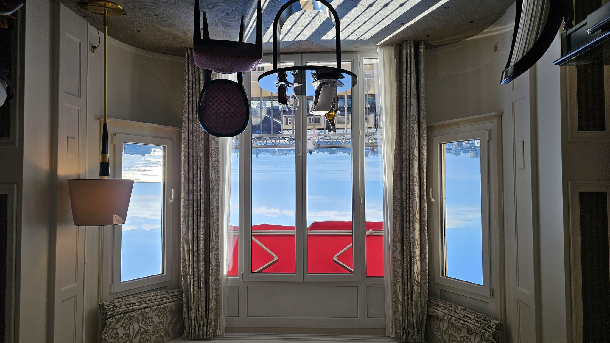 “Vue panoramique sur le lac Léman depuis la chambre du Lausanne Palace”