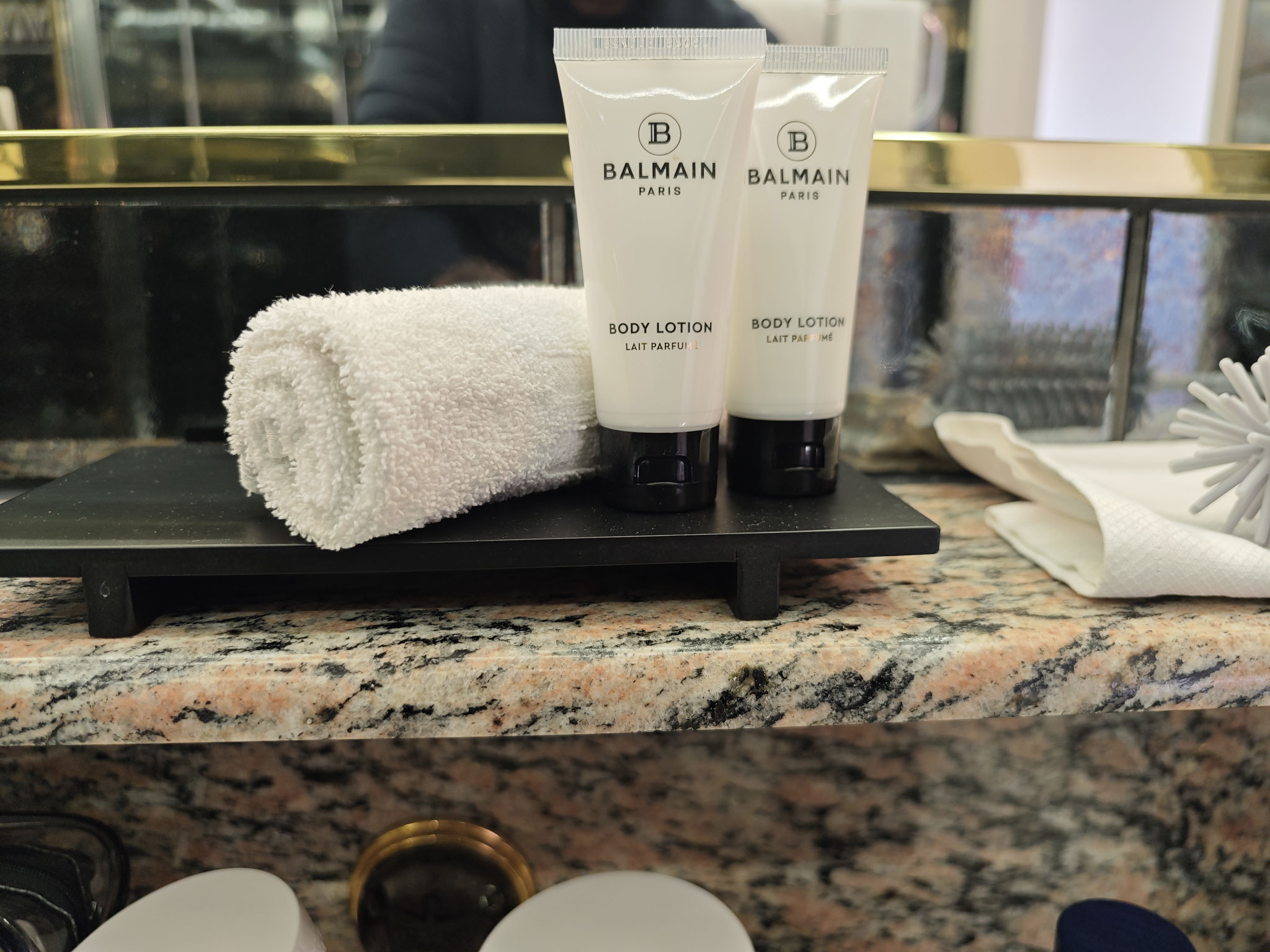 “Salle de bain de la chambre au Lausanne Palace avec baignoire et double vasque”