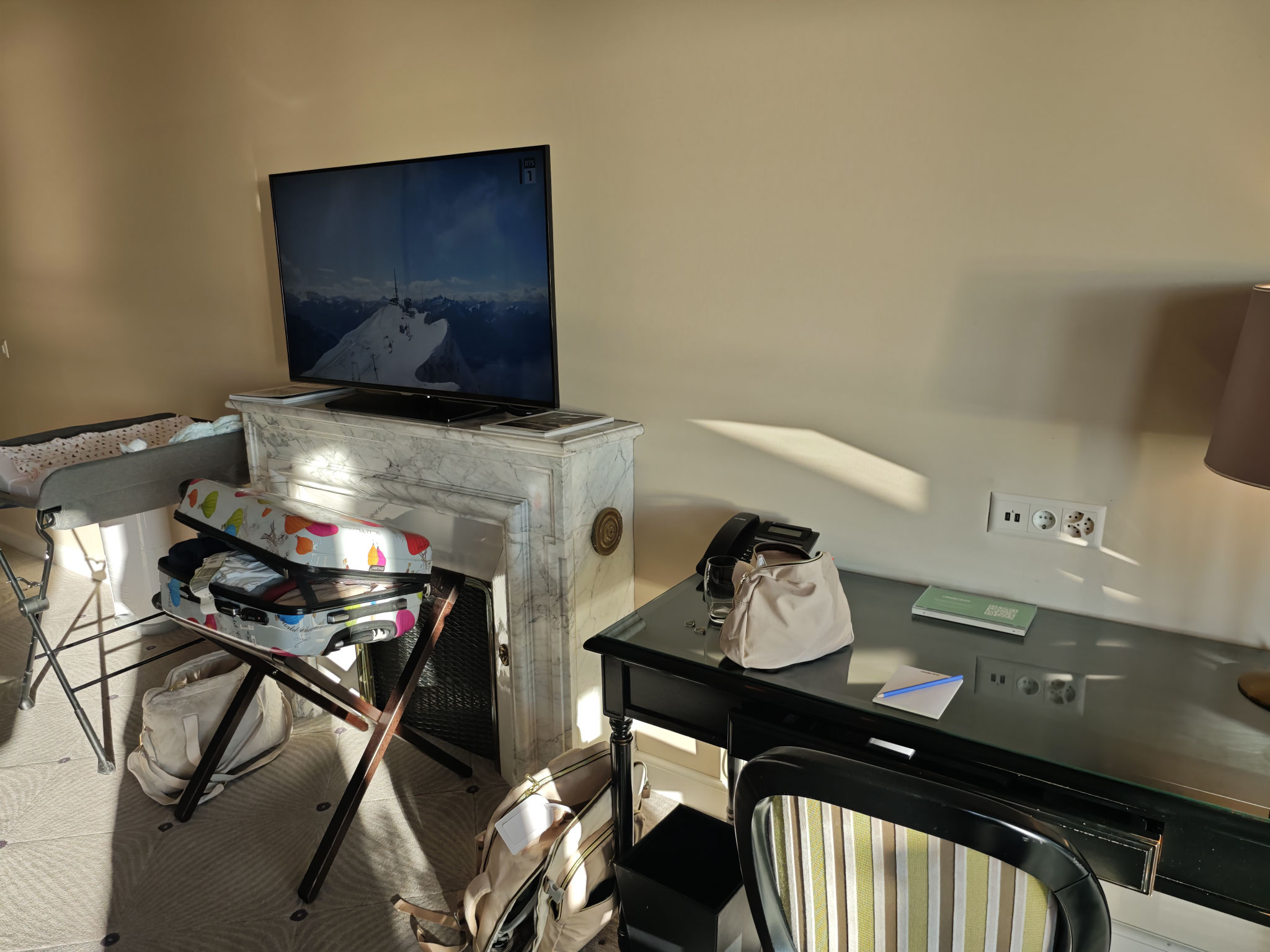 “Aménagements pour enfants en chambre au Lausanne Palace (table à langer)”