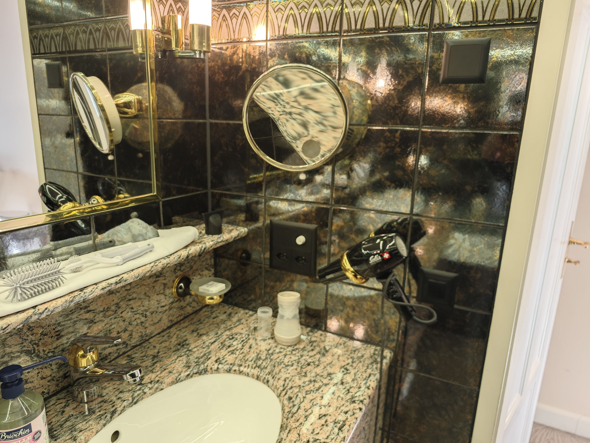 “Salle de bain de la chambre au Lausanne Palace avec baignoire et double vasque”
