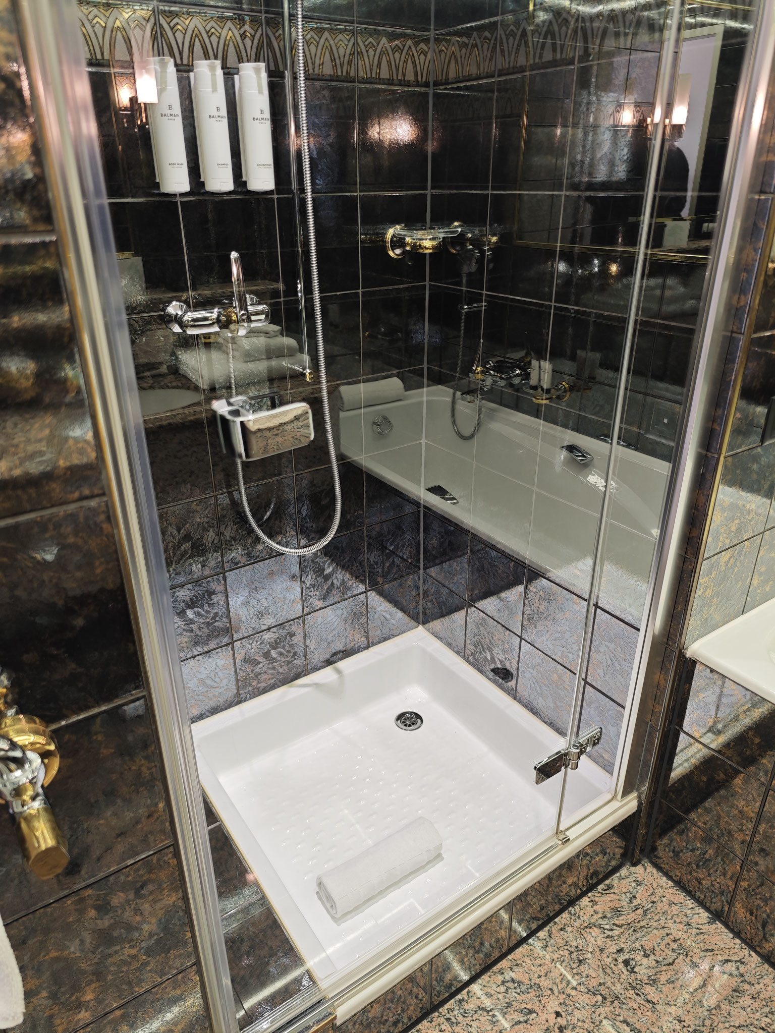 “Salle de bain de la chambre au Lausanne Palace avec baignoire et double vasque”