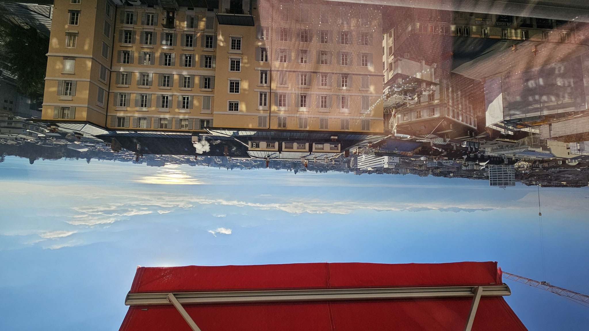 “Vue panoramique sur le lac Léman depuis la chambre du Lausanne Palace”
