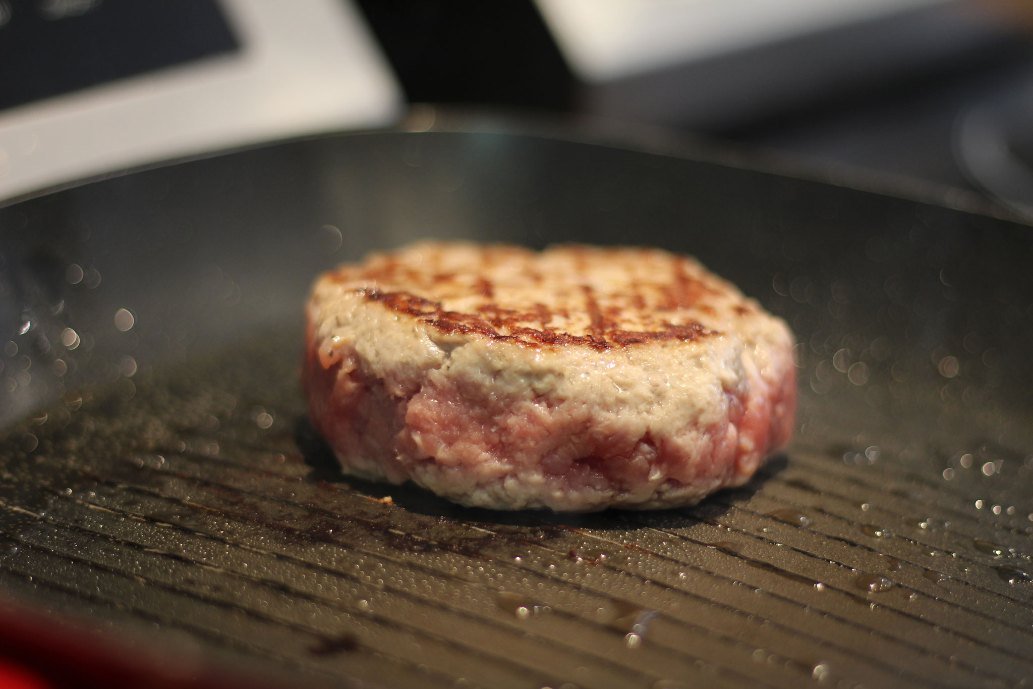 Cuisson du steak haché maison sur le grill au Motor Grill