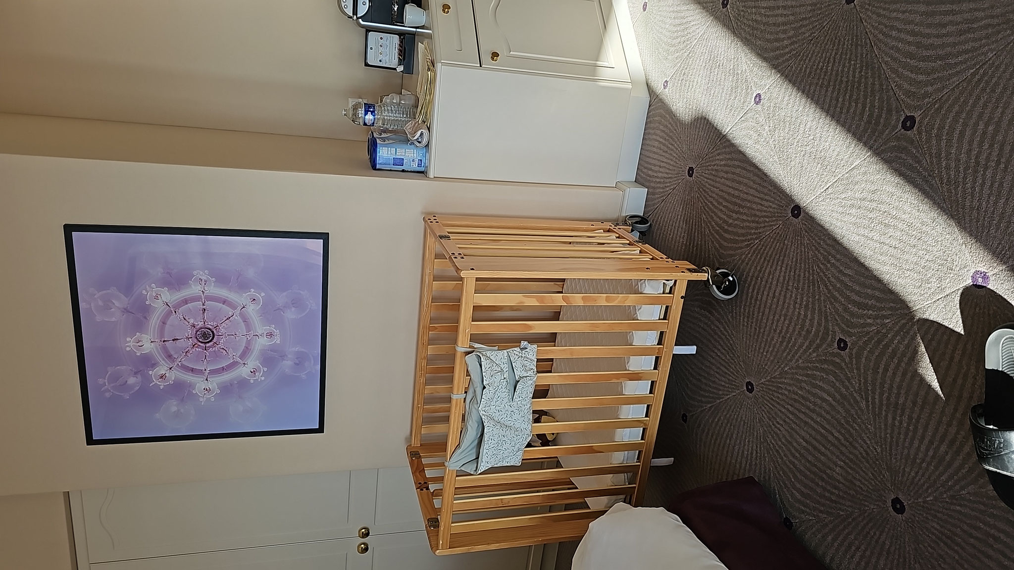 “Aménagements pour enfants en chambre au Lausanne Palace (lit parapluie)”