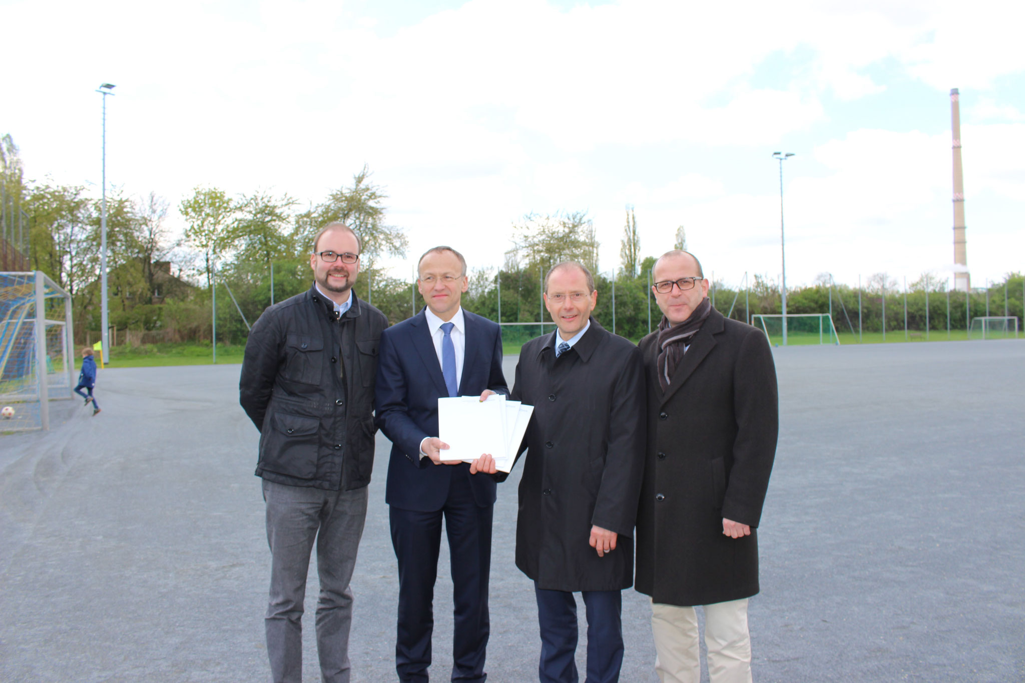 Sportbürgermeister Dr. Peter Lames (2.v.l.) gemeinsam mit den Fördermittelgebern StM Markus Ulbig  und den Abgeordneten Christian Piwarz & Martin Modschiedler 