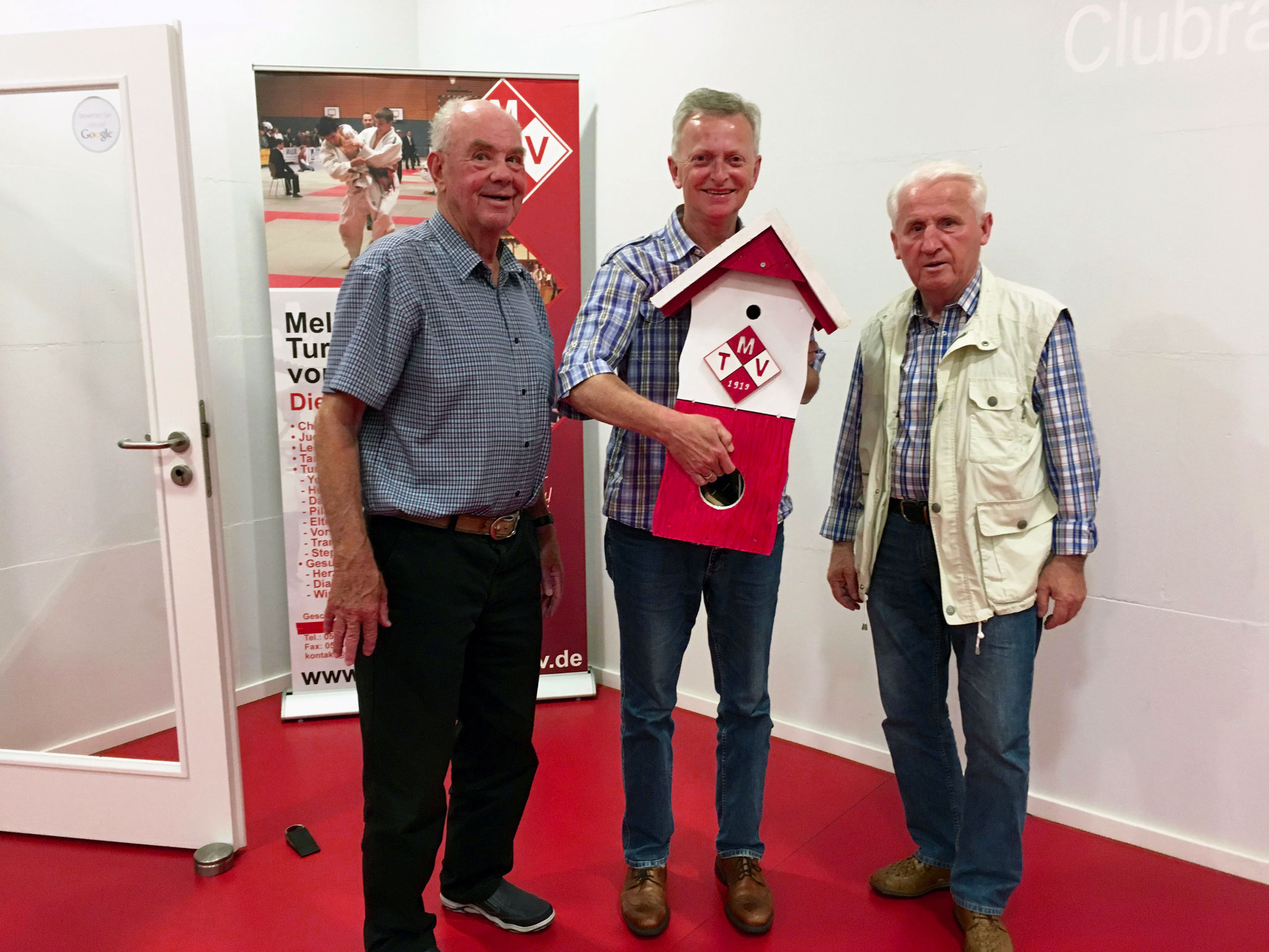 Klaus Oppermann (links) und Edwin Schankweiler (rechts) überreichten Rainer Mathes am 7. September 2016 ein "MTV-Vogelhaus" für seine Verdienste