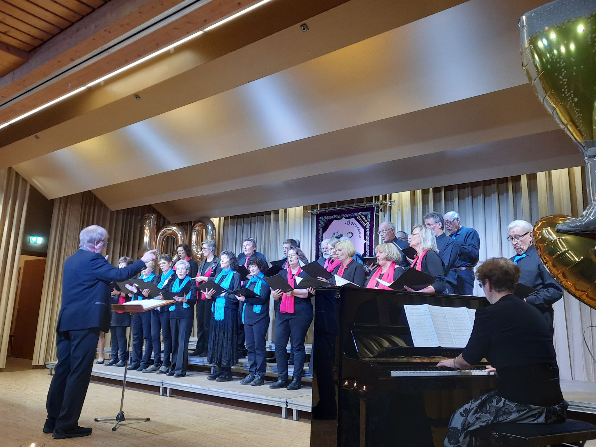 Der Gesamtchor des Gesangvereins Hotzenwald Rickenbach sang schwungvoll „Halleluja, sind ein Lied“ und die Zugabe „So macht das Leben Spaß“ unter Leitung von Martin Angell.