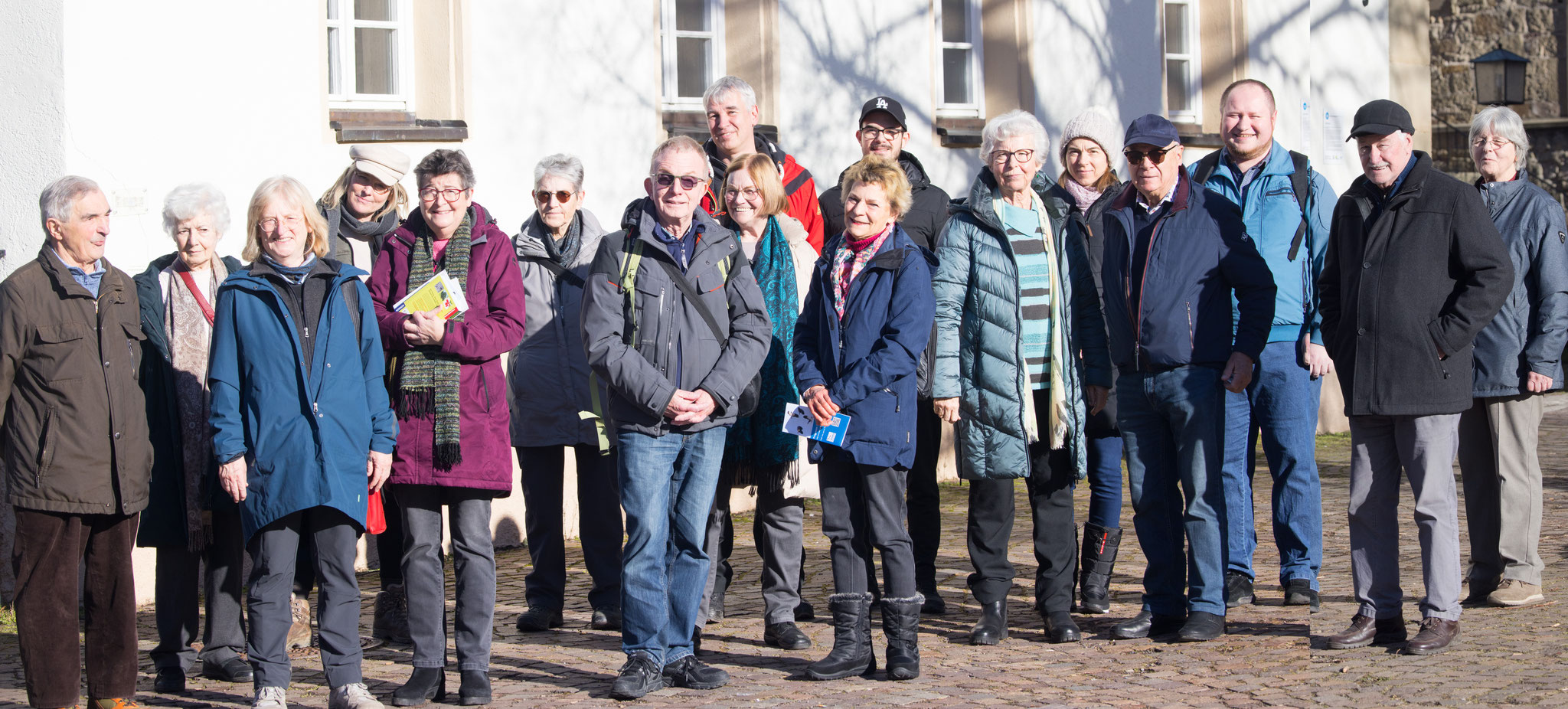 Die Gruppe  vor dem alten Schulhaus in Hemmingen
