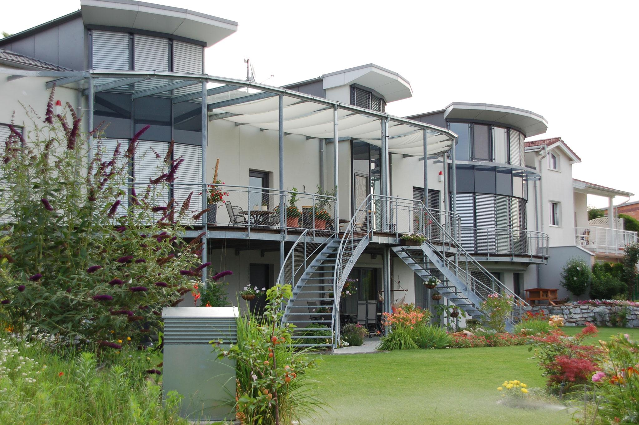 Terrasse mit Wendeltreppe, Überdachung und Geländer
