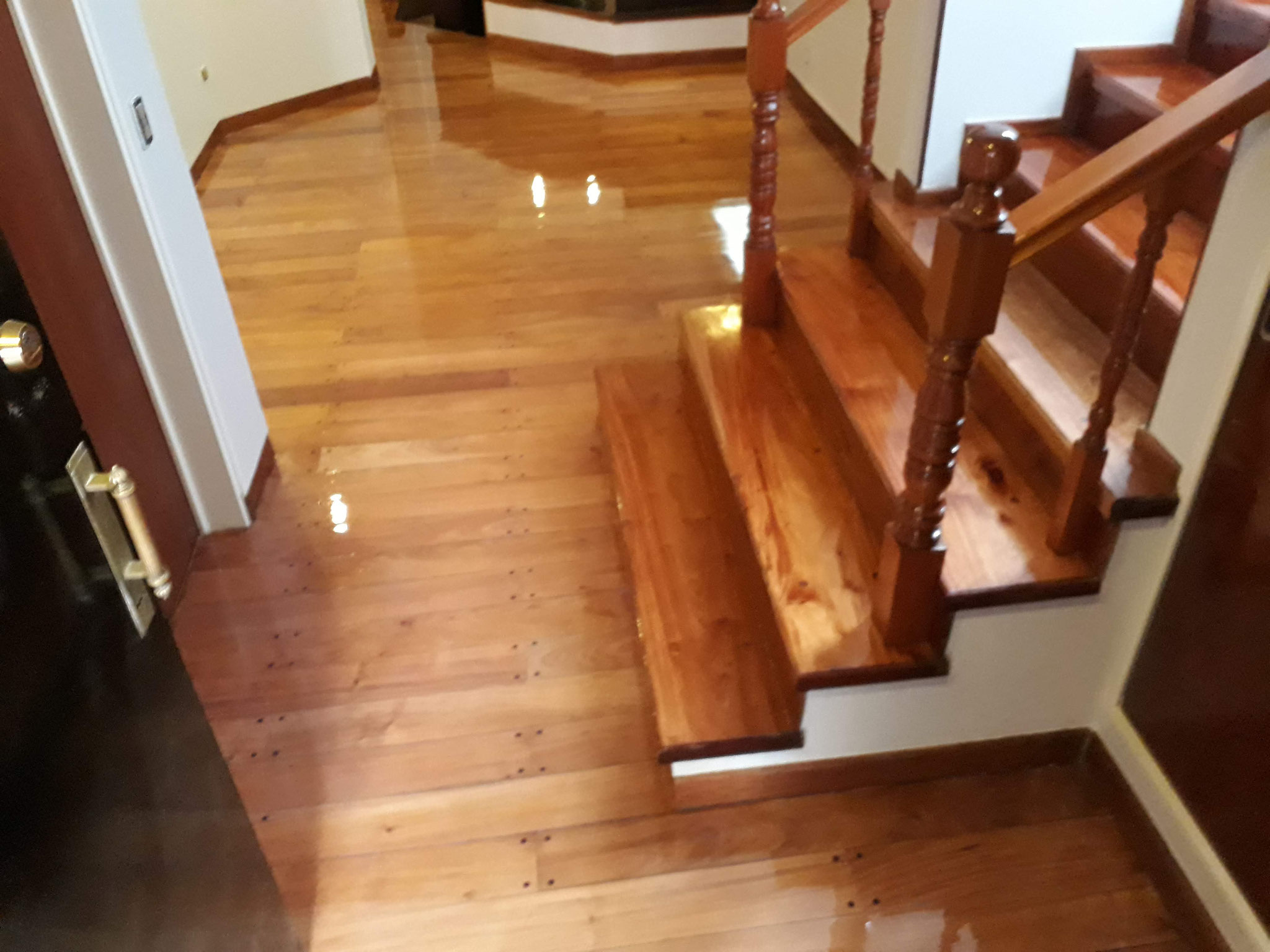 Pulido de escalera e hidrolaqueado