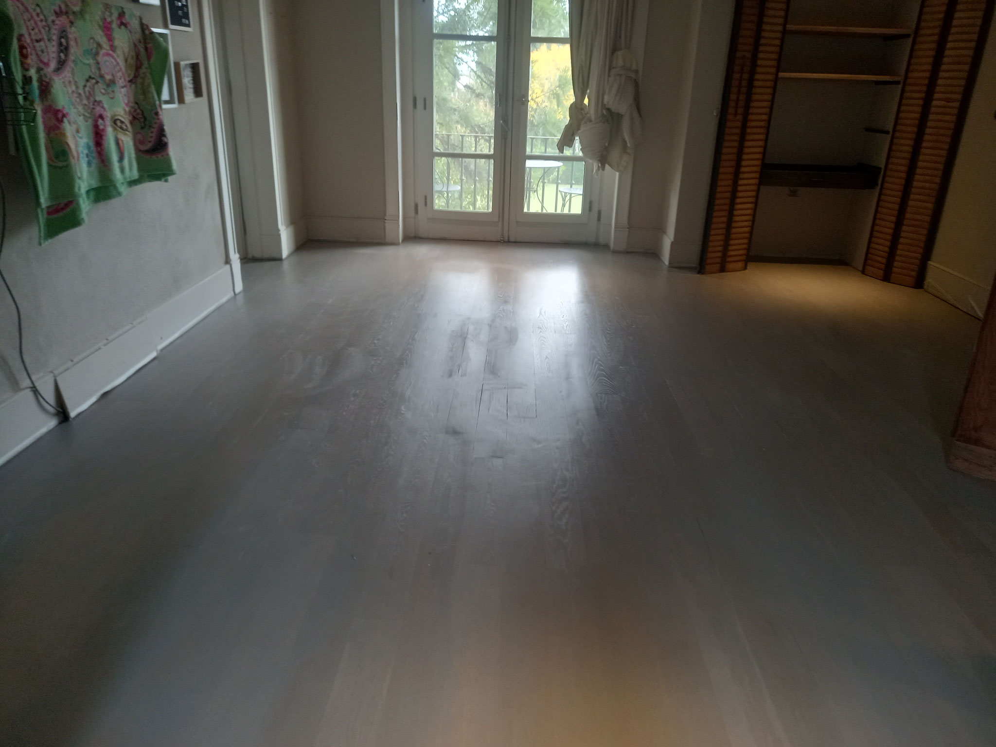 Pintado de pisos de madera Roble Eslavonia, llevado a color gris