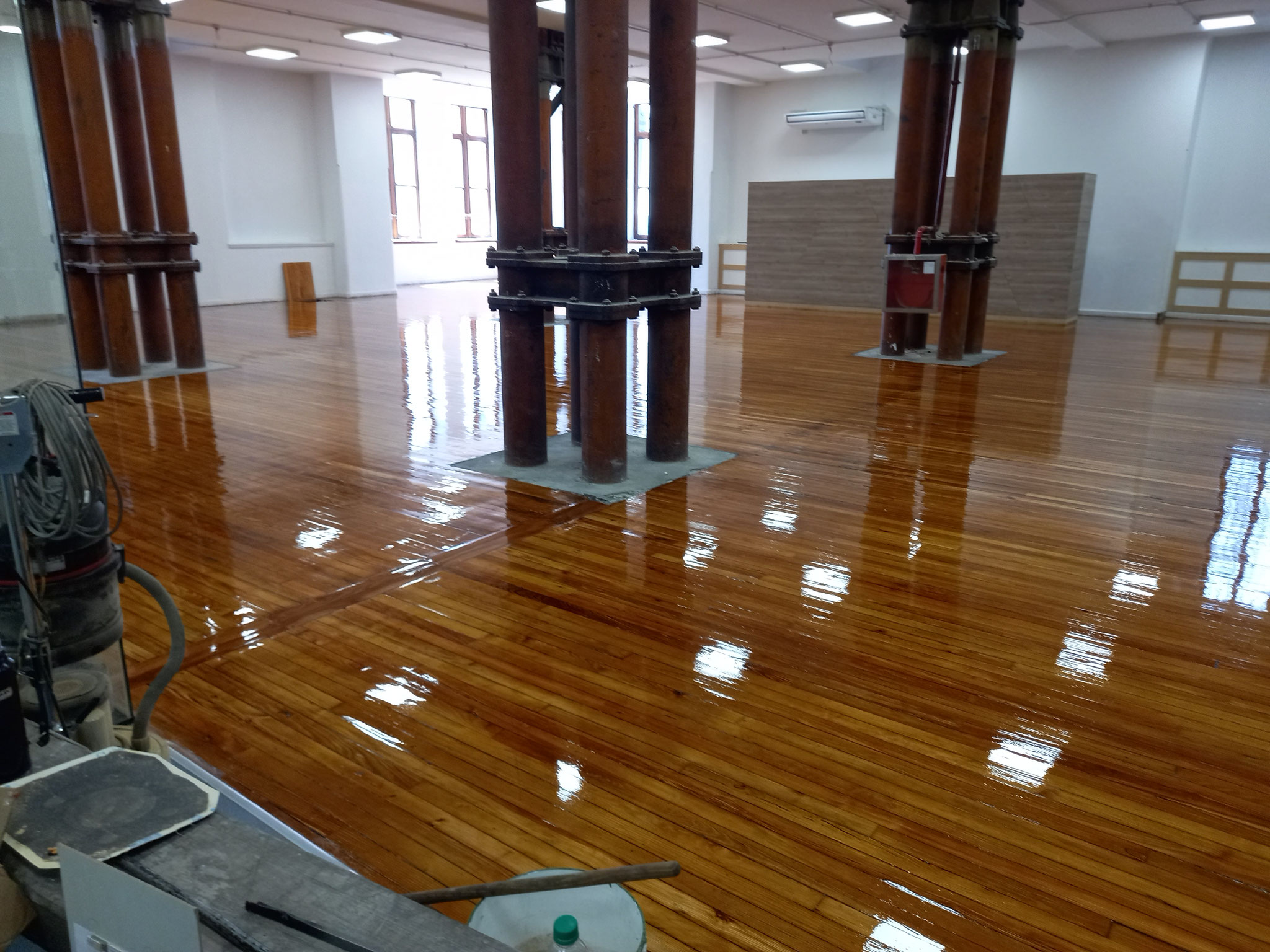 Pisos de madera de pinotea, Palacio de las Aguas (Aysa)