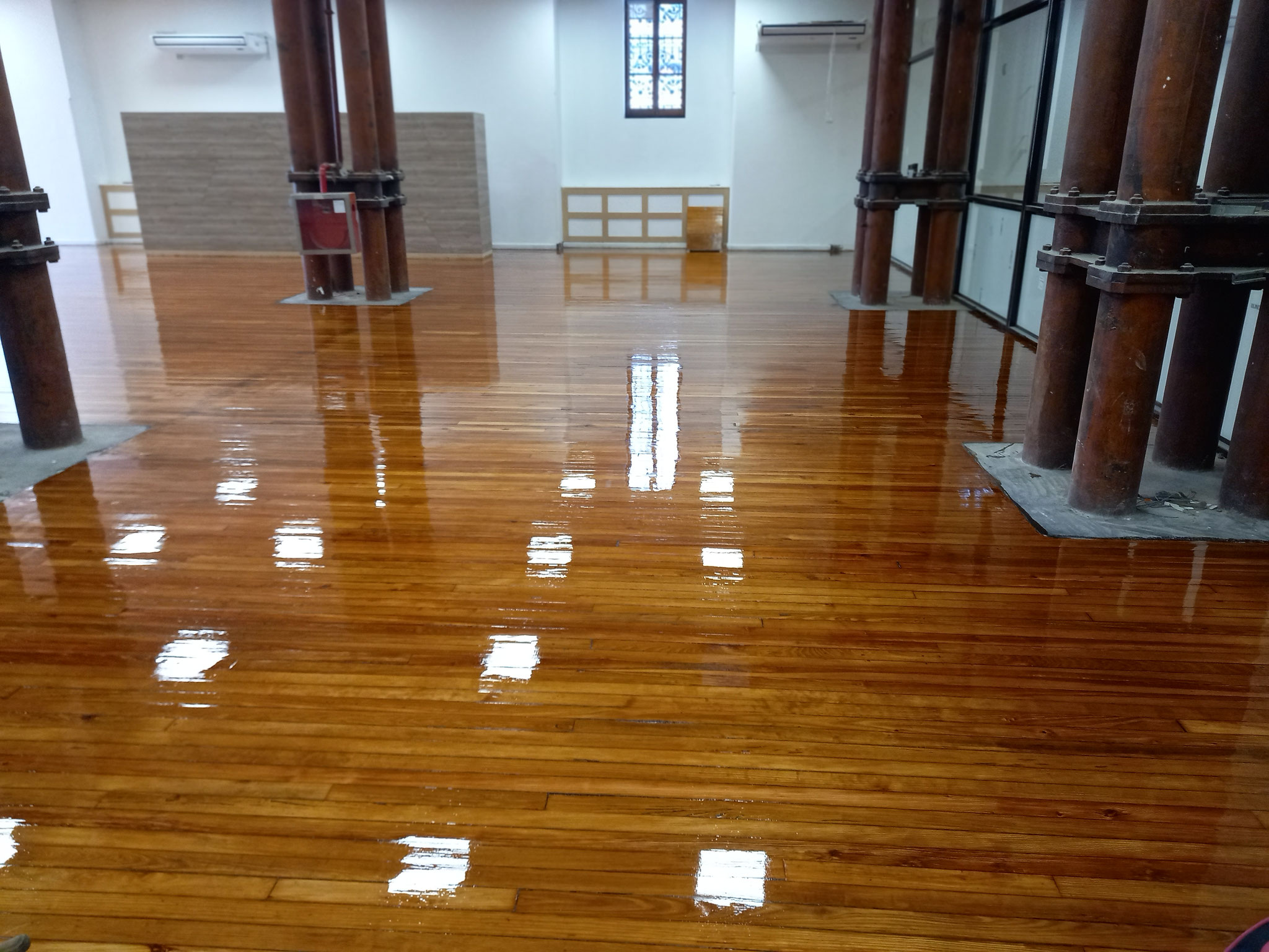 Plastificado de pisos de madera de pinotea, AYSA