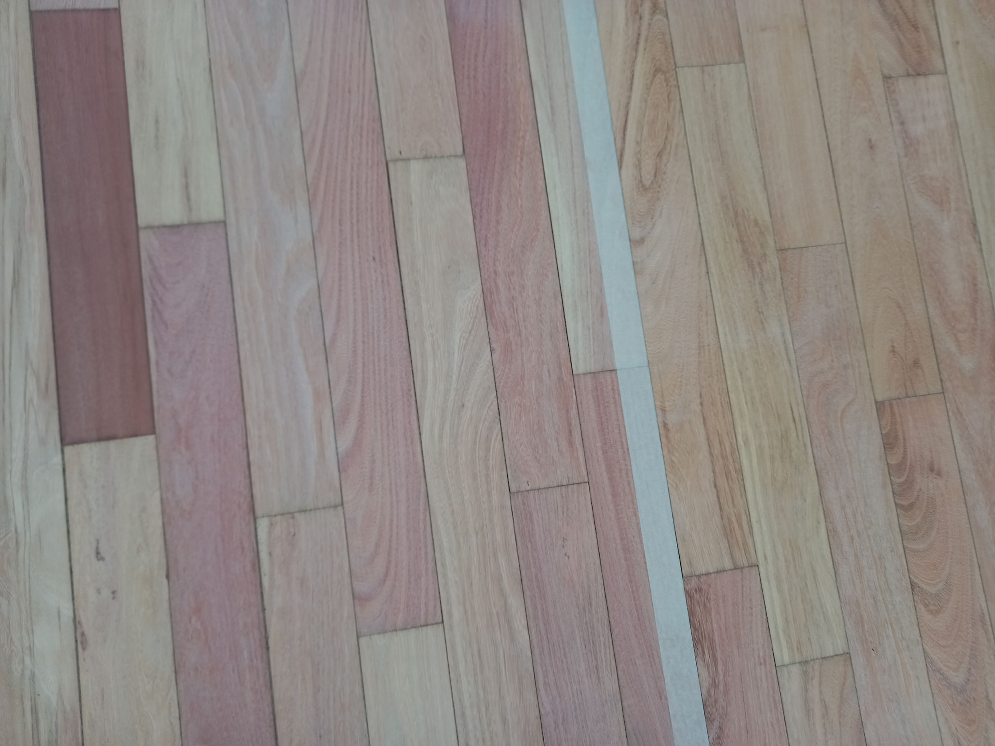 Pintado el pisos de color blanco suave, la derecha de la imagen es un suave blanco, izquierda de la imagen madera natural 