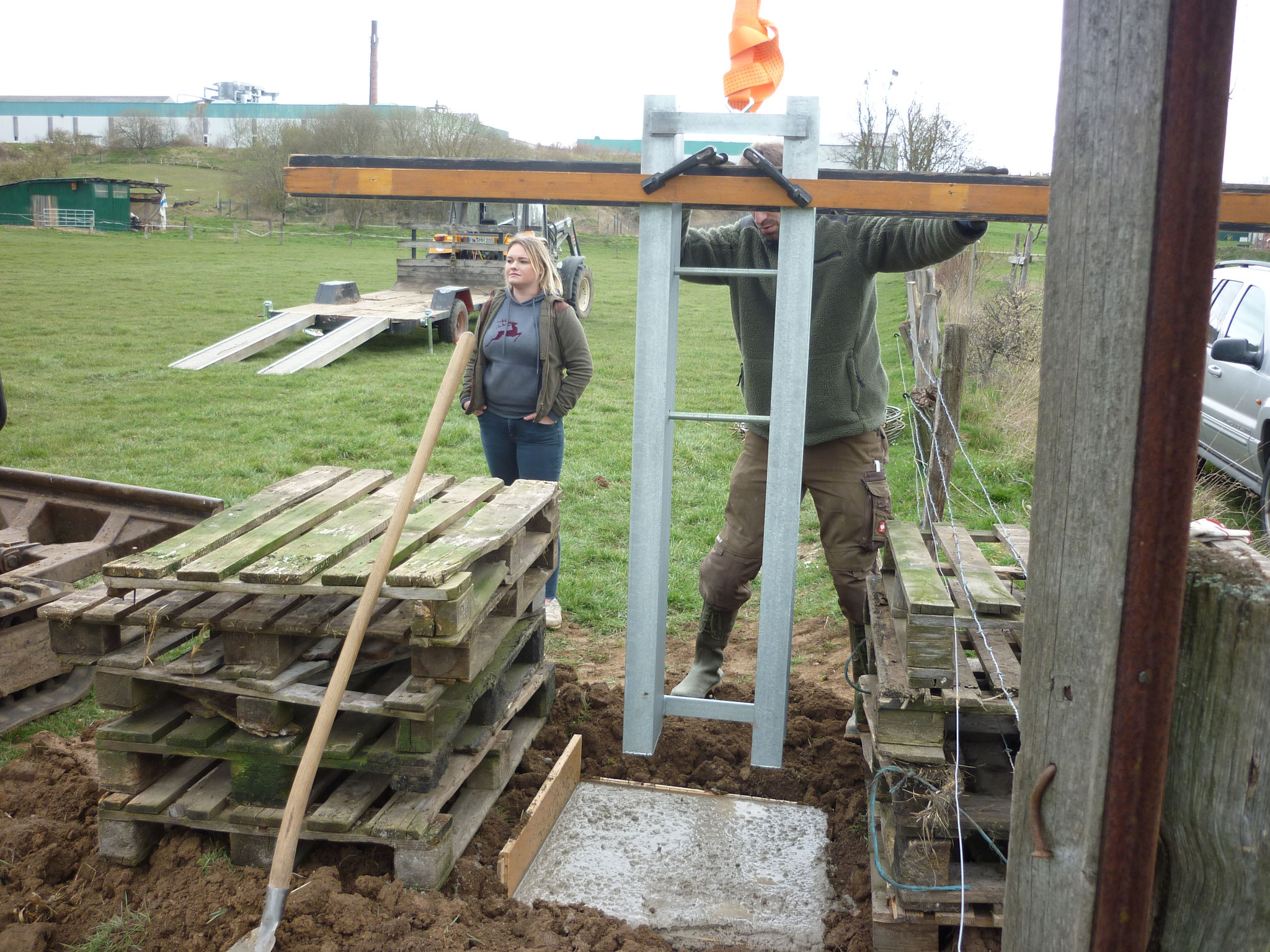 Die Masthalterung wir im frischen Beton abgesenkt.