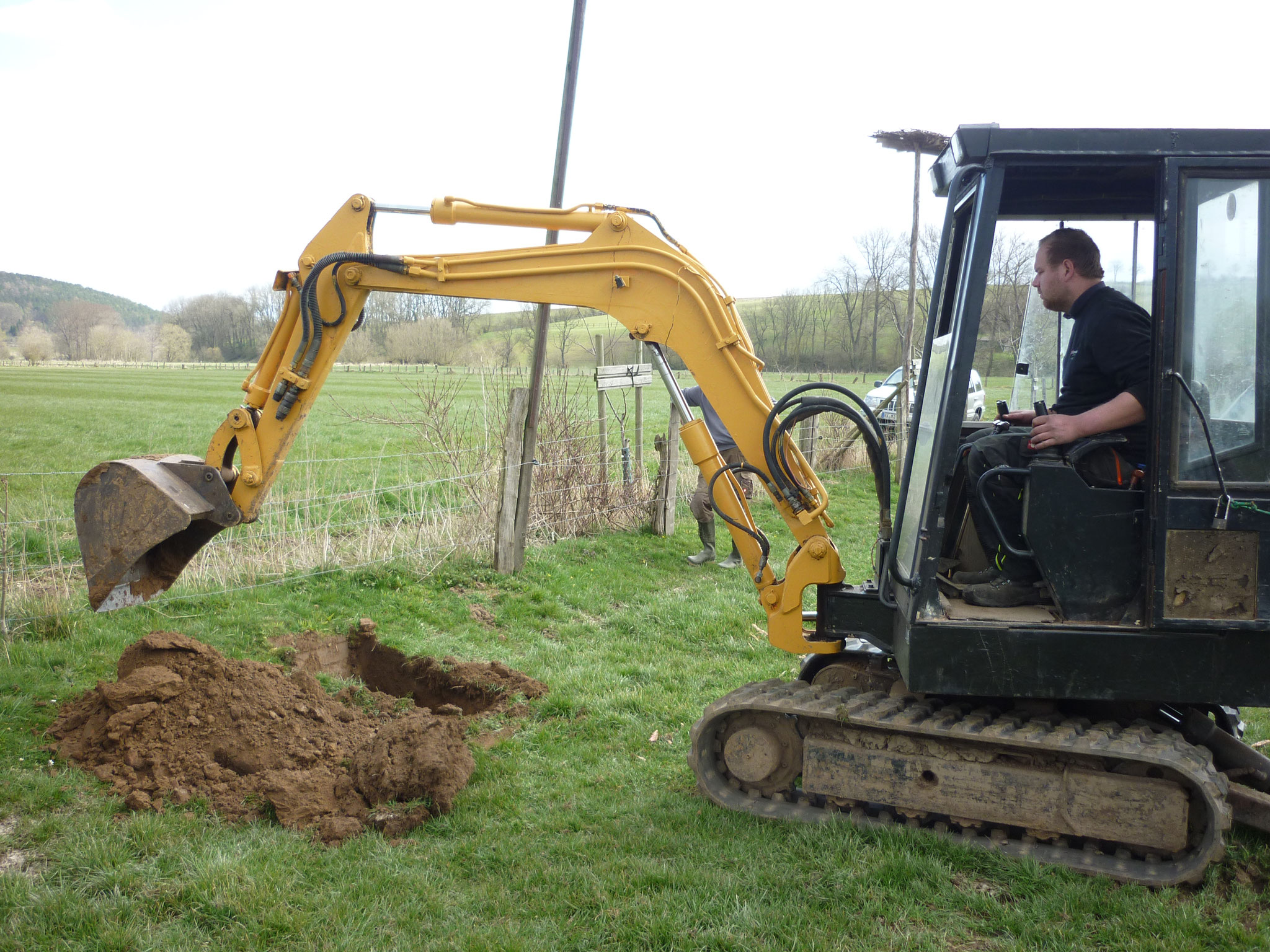 Standort des Nestes in Brakel in der Märsch. Der Bagger bereitet das Loch für das Fundament