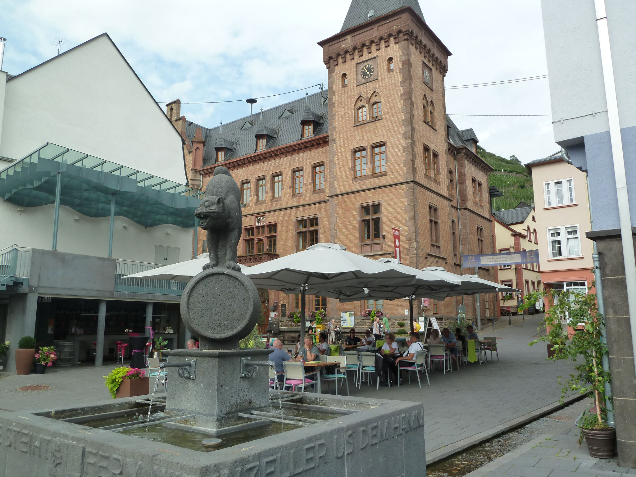 Schwarze Katz Brunnen mit Lounge 