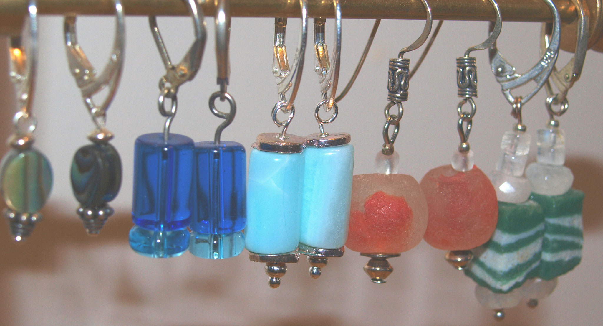 Pauamuschel; blaues Glas; blauer Andenopal; rotweisse Kroboperlen; Wickelglasperlen mit Mondstein