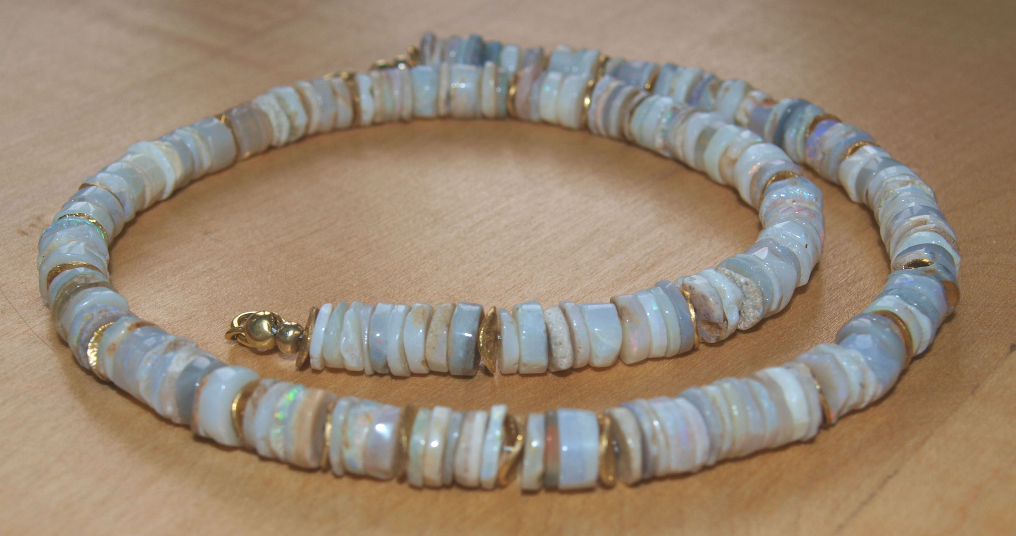 Wunderschöne Kette aus australischem Edelopal  mit hinreißendem  Opalisieren.  