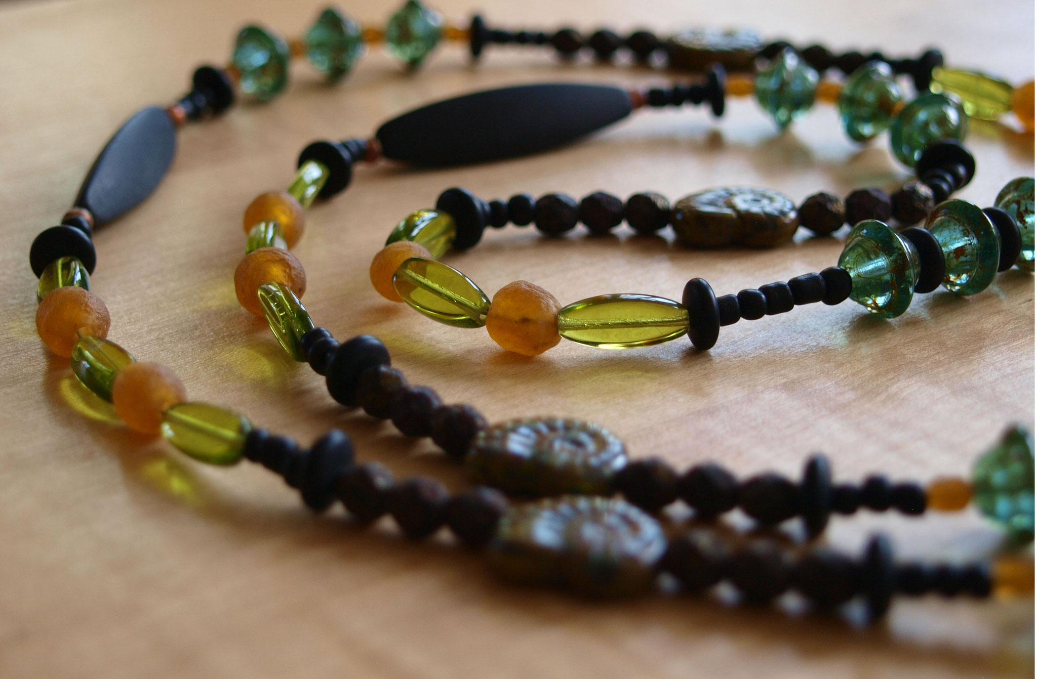 elegante lange Kette aus Krobos, böhmischen Perlen und Onyx