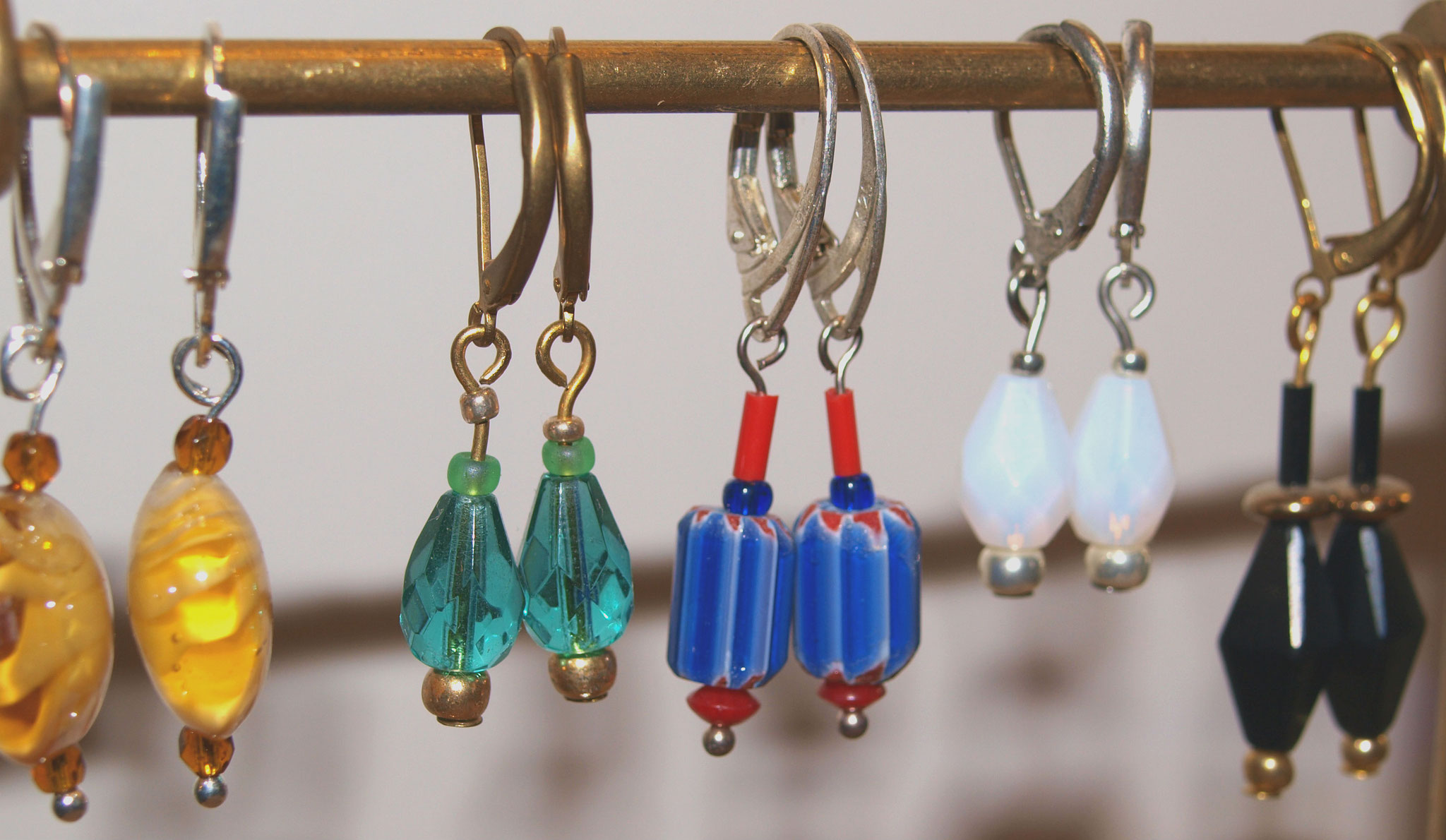 Glasschliffperlen in grün und weiss; blaue Chevronperlen; Jett (versteinerte Kohle)