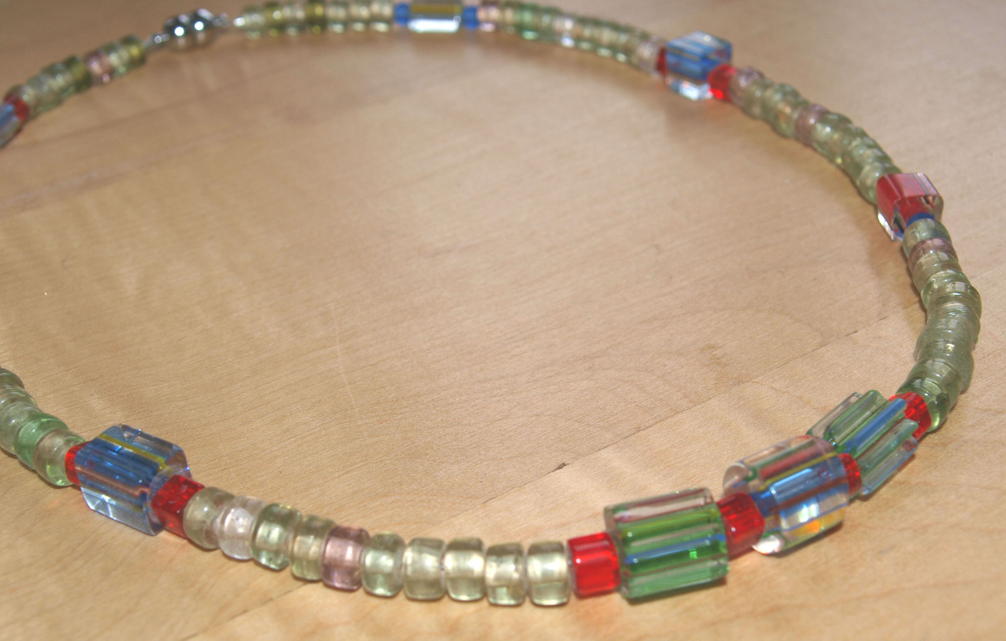 Bunte Kette aus grün changierenden Glasrondellen u. wunderschönen Muranoglasperlen.