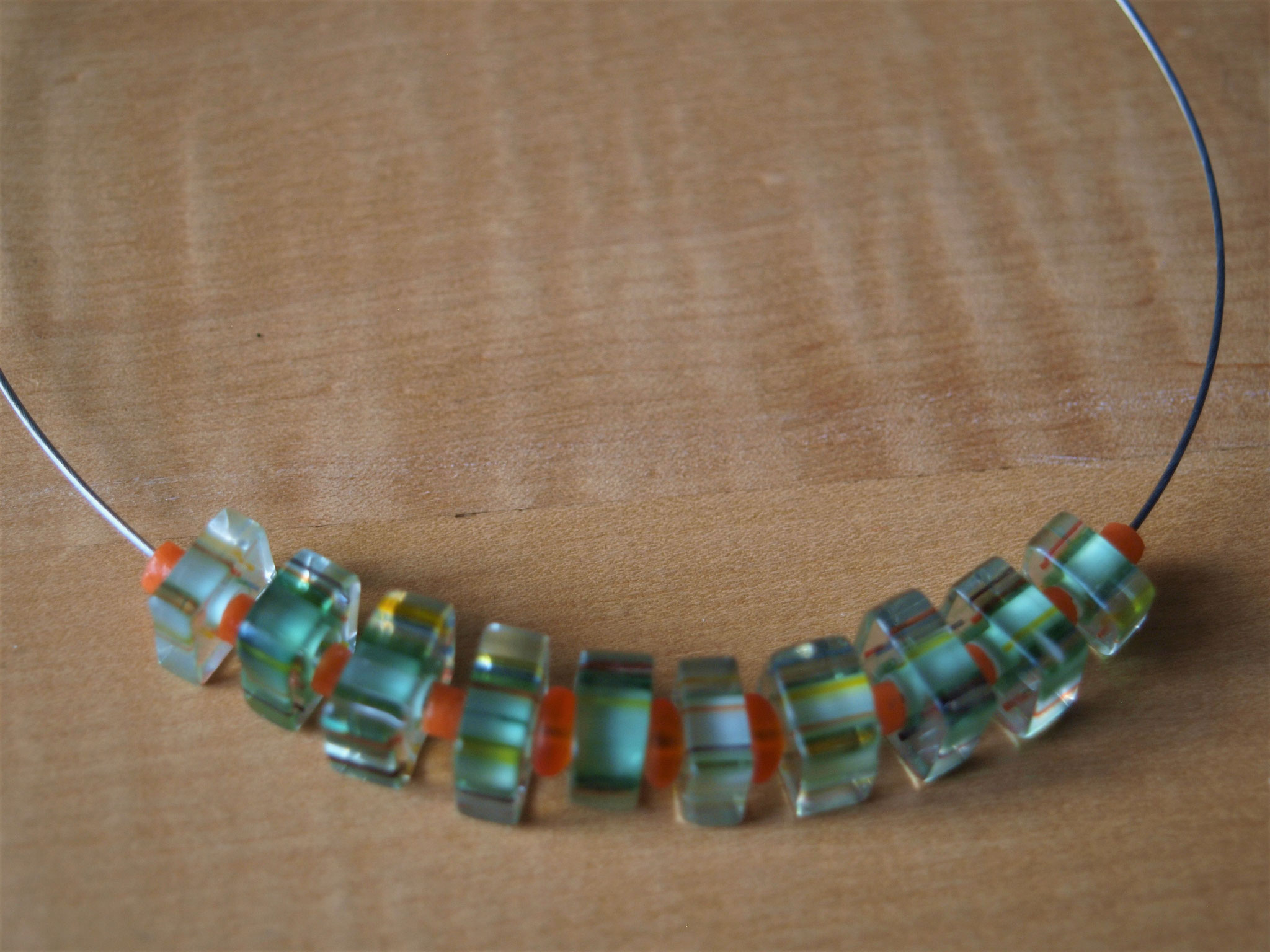 feine Murano-Glasperlen auf einer Stahlseiden Schnur als Collier