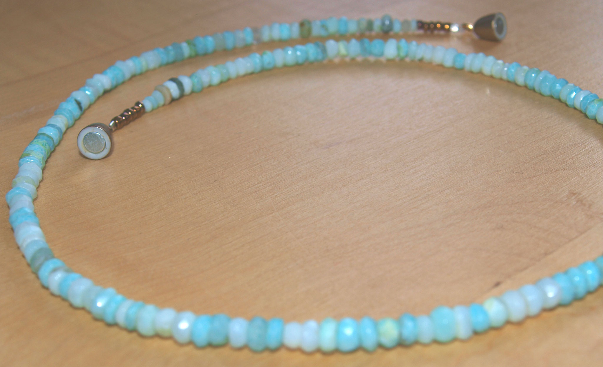 Feine Kette aus blauem Andenopal.