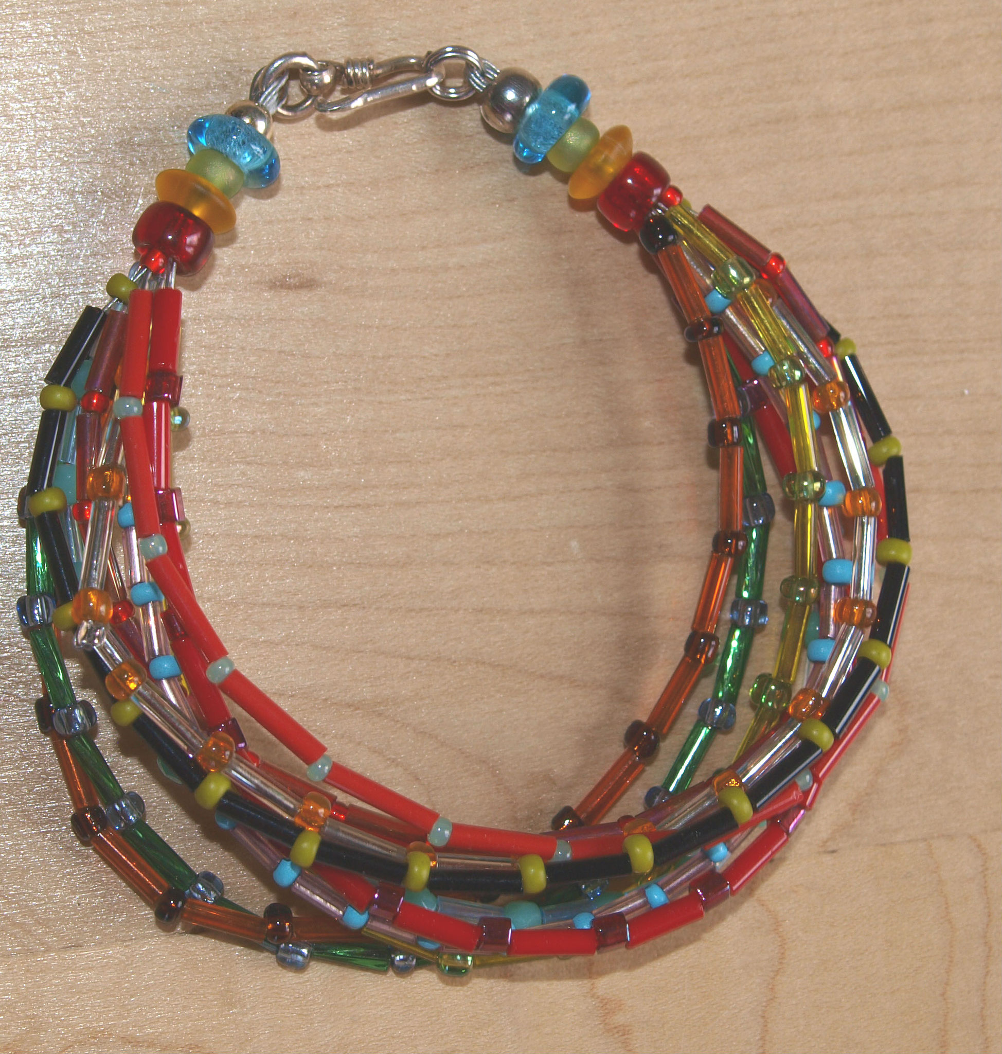 buntes Sommerarmband aus Glasstäbchen und Rocailles