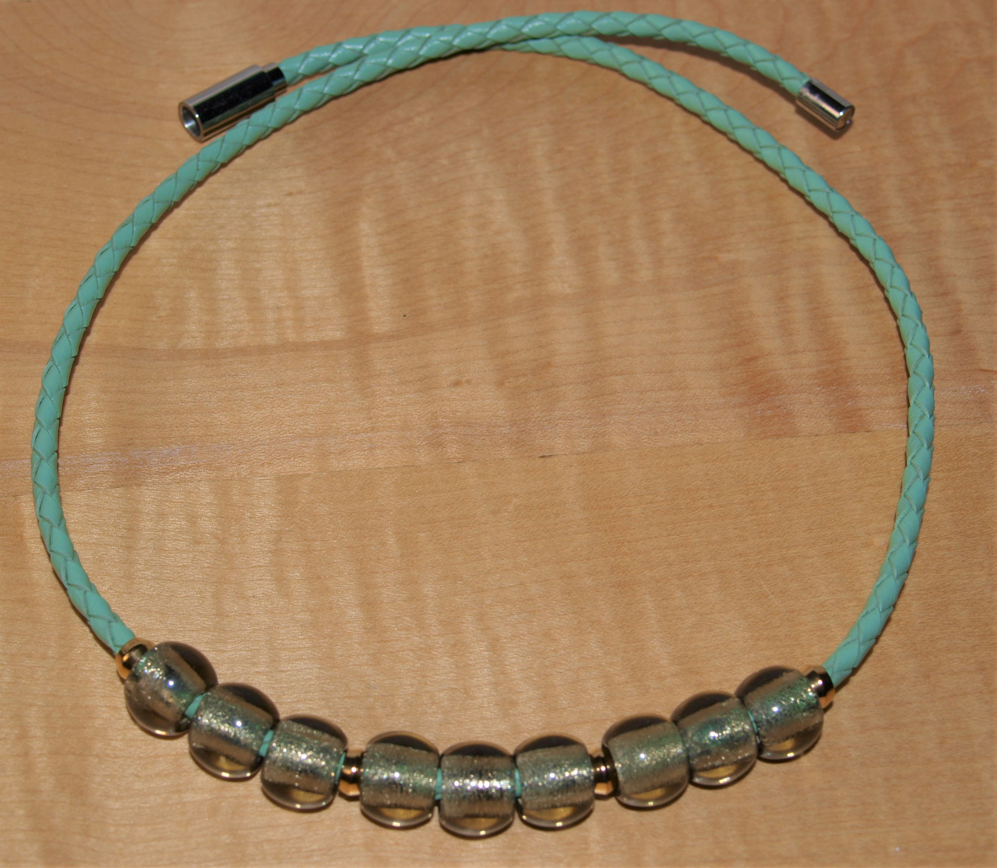 mintfarbene Lederschnur mit grün-silbrigen Glasperlen