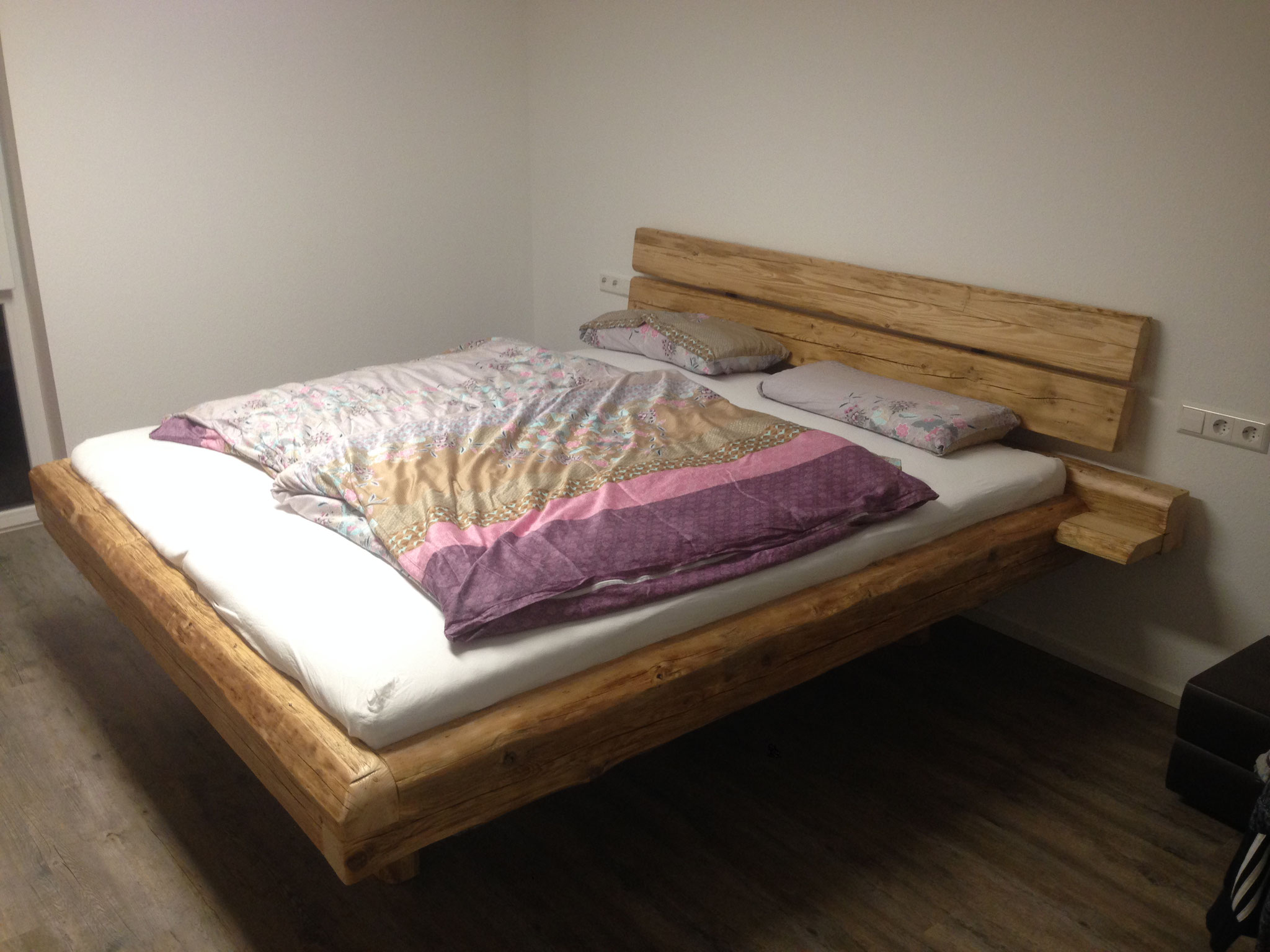 Altholz Bett mit Kopfteil und Nachttische