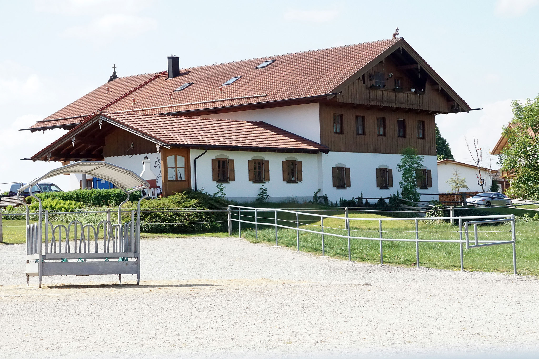 Ein Blick vom Winterpaddock auf das Wohnhaus