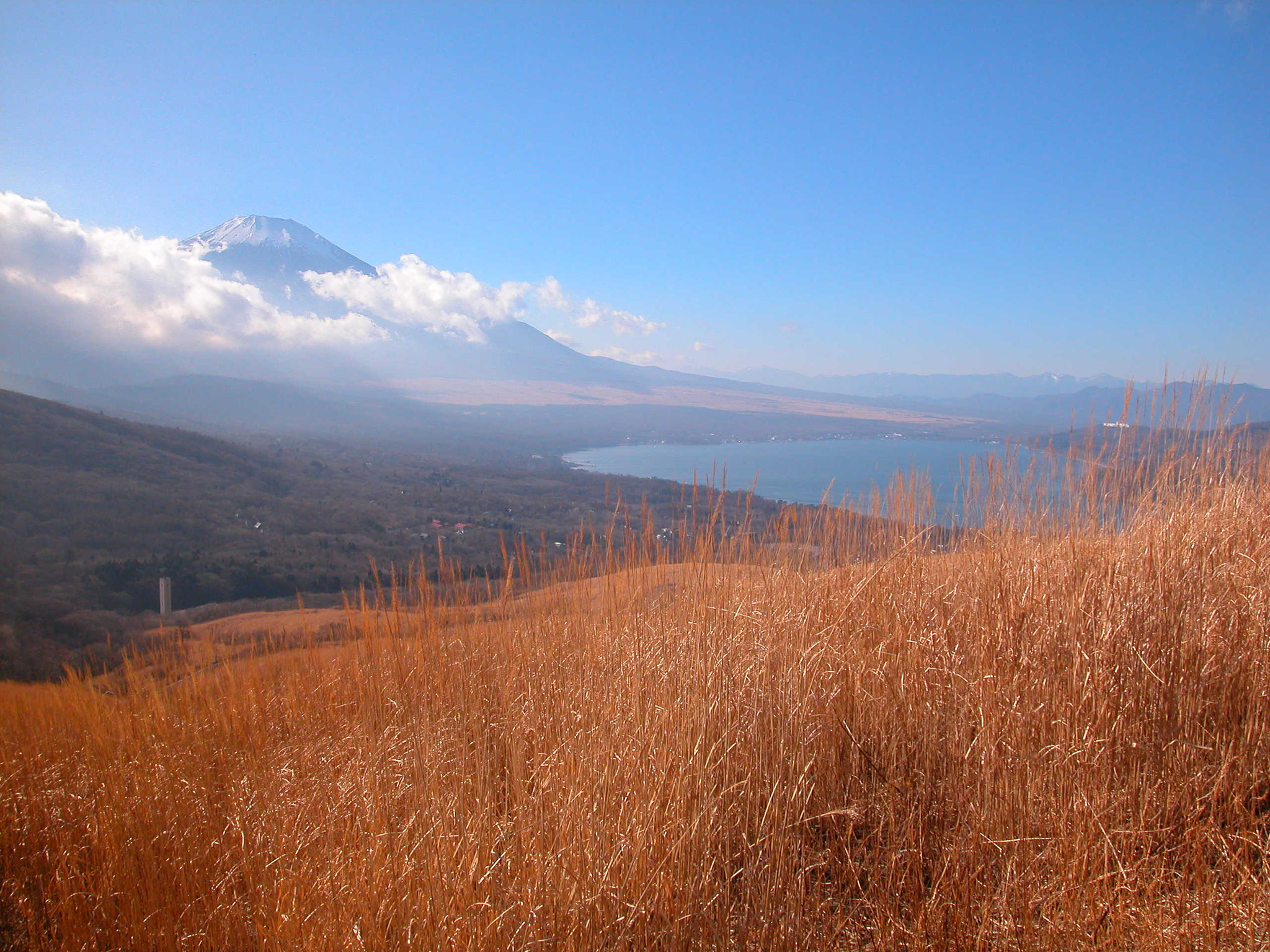 明神峠から山中湖と富士山