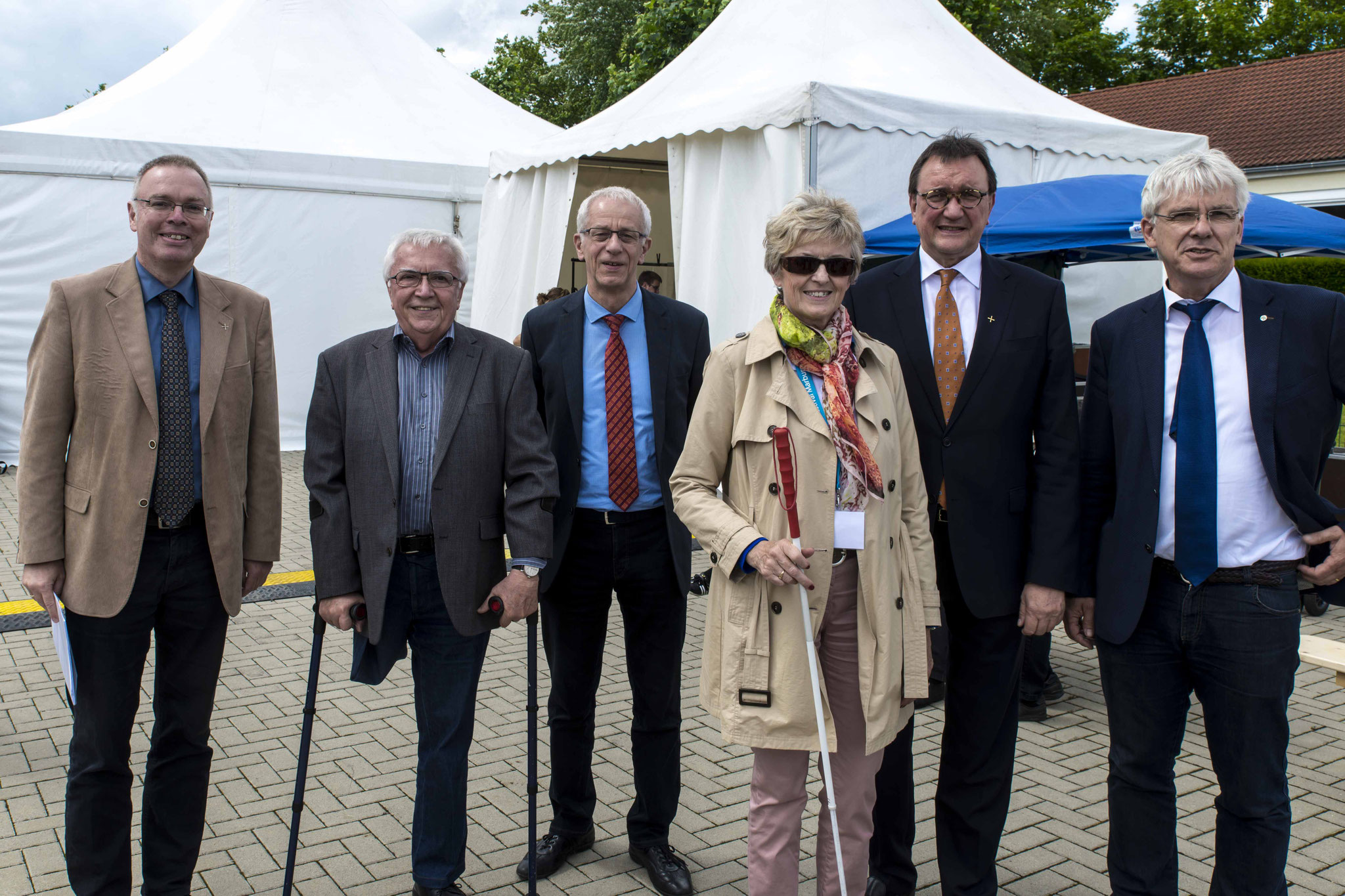 Dekan zur Nieden (v.l.n.r.), Bernhard Höhmann (Vorsitzender des Verwaltungsrates), Propst Wöllenstein, Renate Reymann (Vorsitzende des DBSV), Bischof Hein, Claus Duncker (Direktor der Blista))